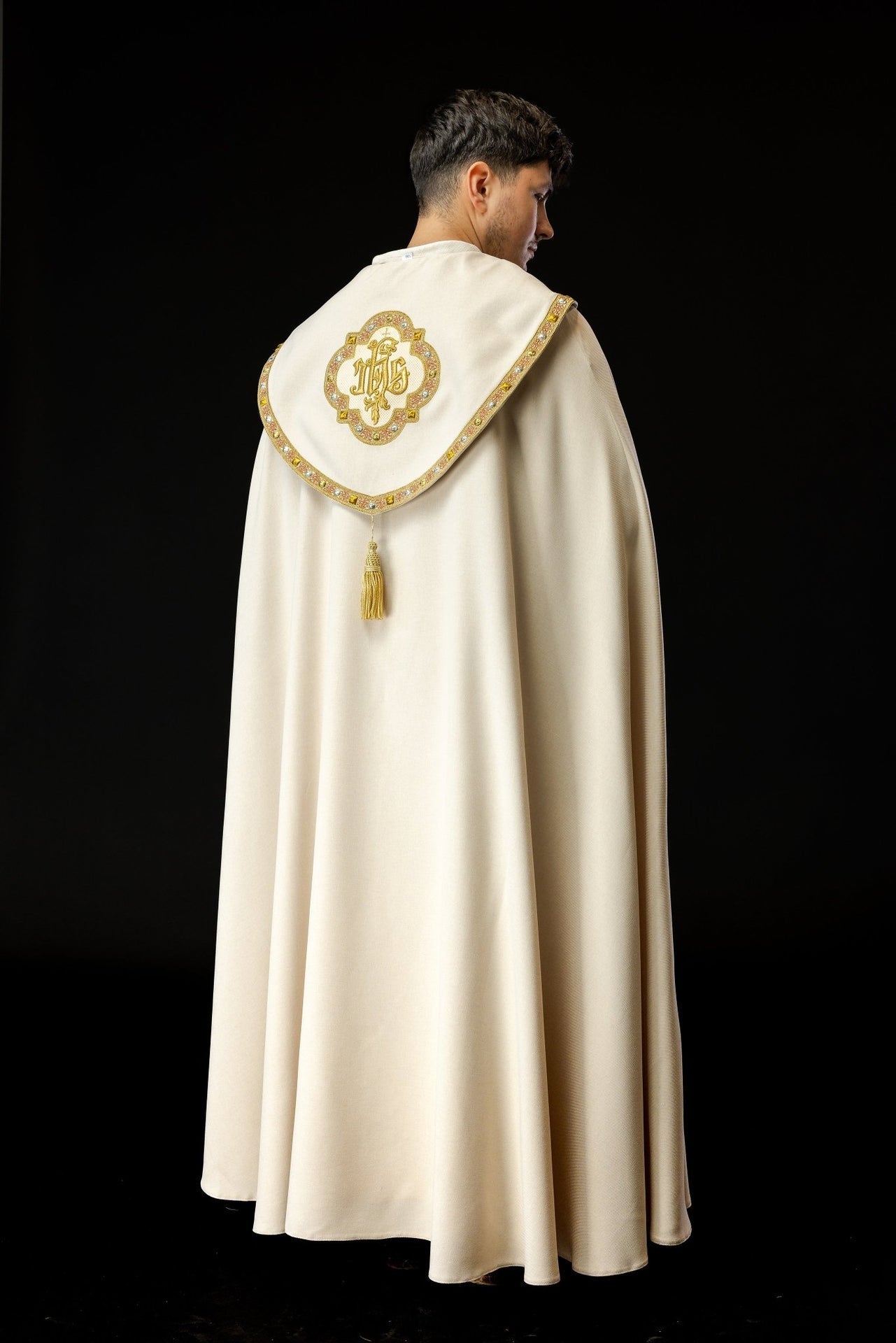 Kapa Liturgiczna Ecru z Haftowanym Złotym IHS - Satynowa Elegancja - alba.pl