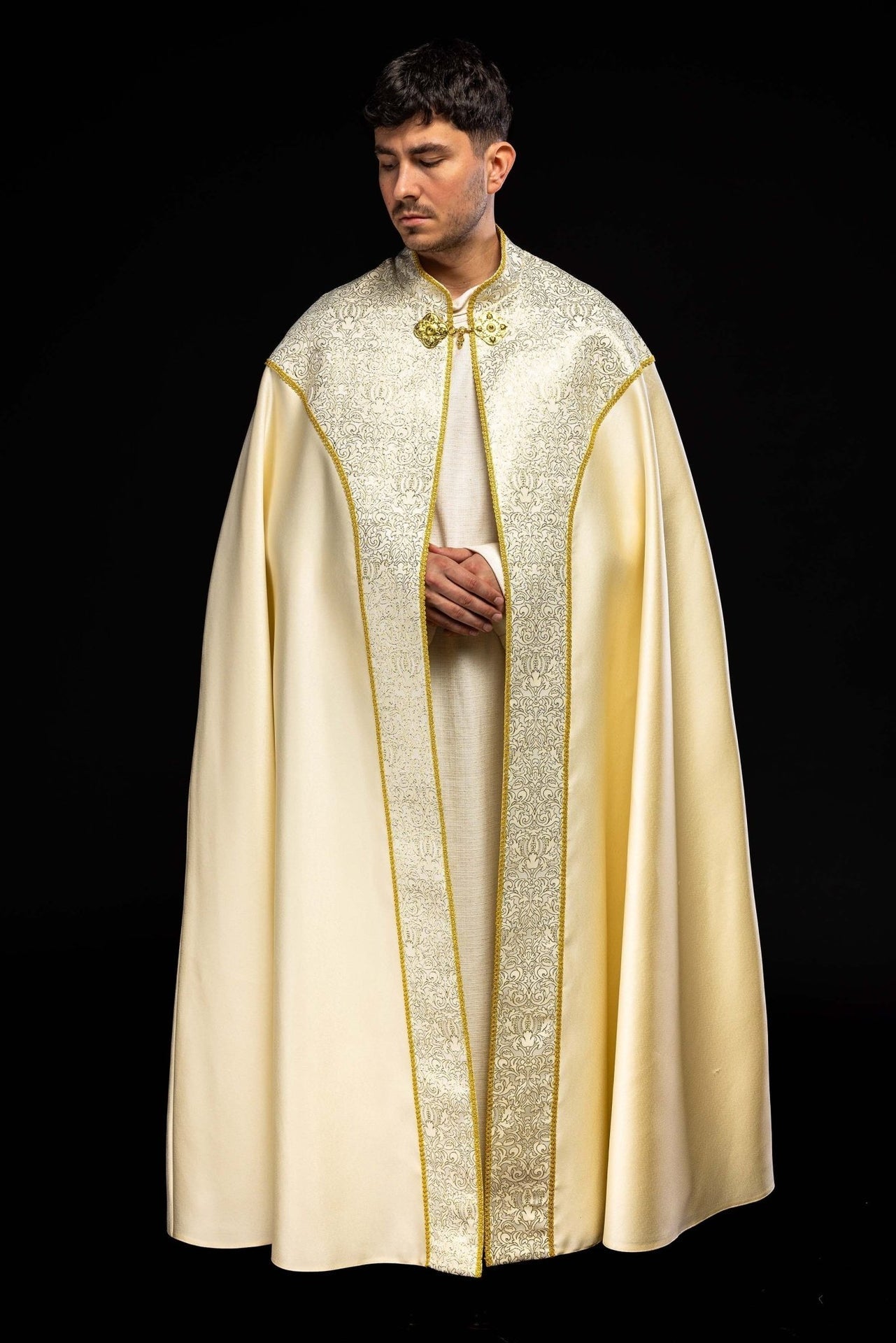 Kapa Liturgiczna Haftowana Ecru z Tkaniną Żakardową - alba.pl