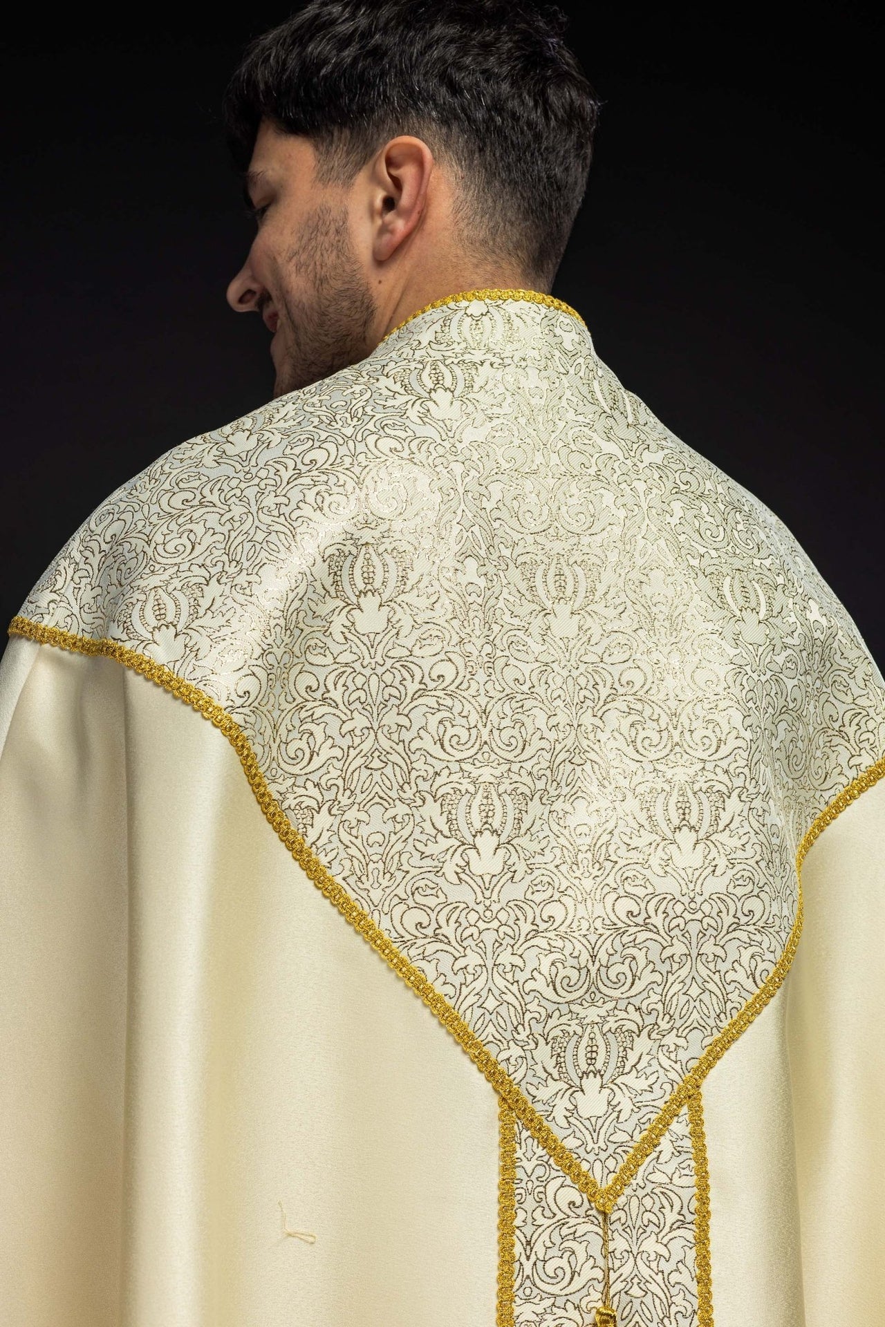 Kapa Liturgiczna Haftowana Ecru z Tkaniną Żakardową - alba.pl