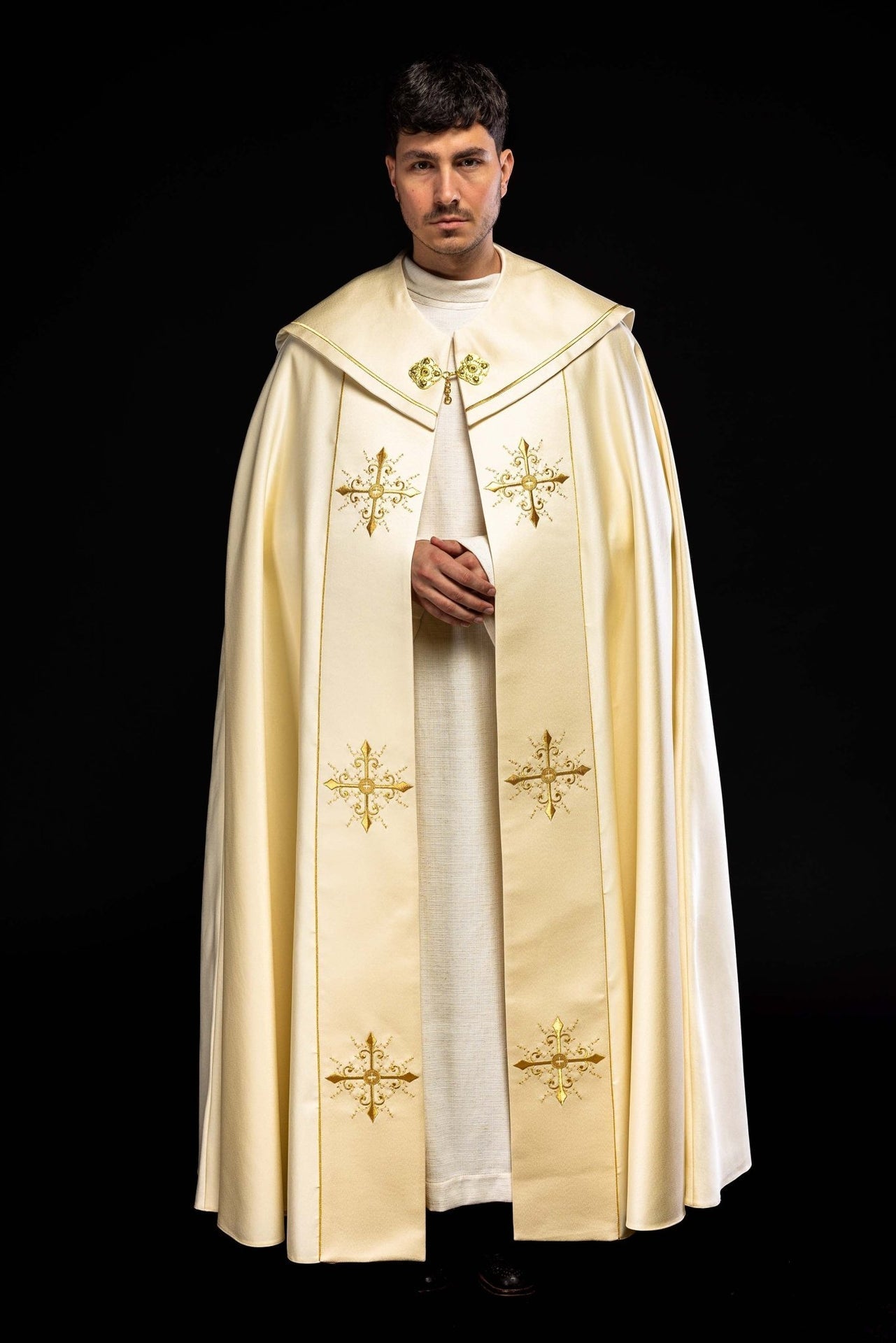 Kapa Liturgiczna Haftowana Ecru ze Złotym Krzyżem i Stułą - alba.pl