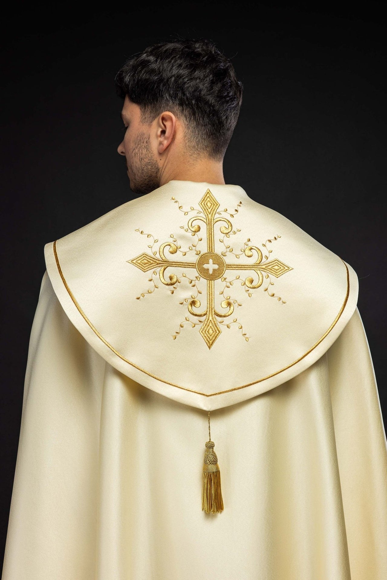 Kapa Liturgiczna Haftowana Ecru ze Złotym Krzyżem i Stułą - alba.pl