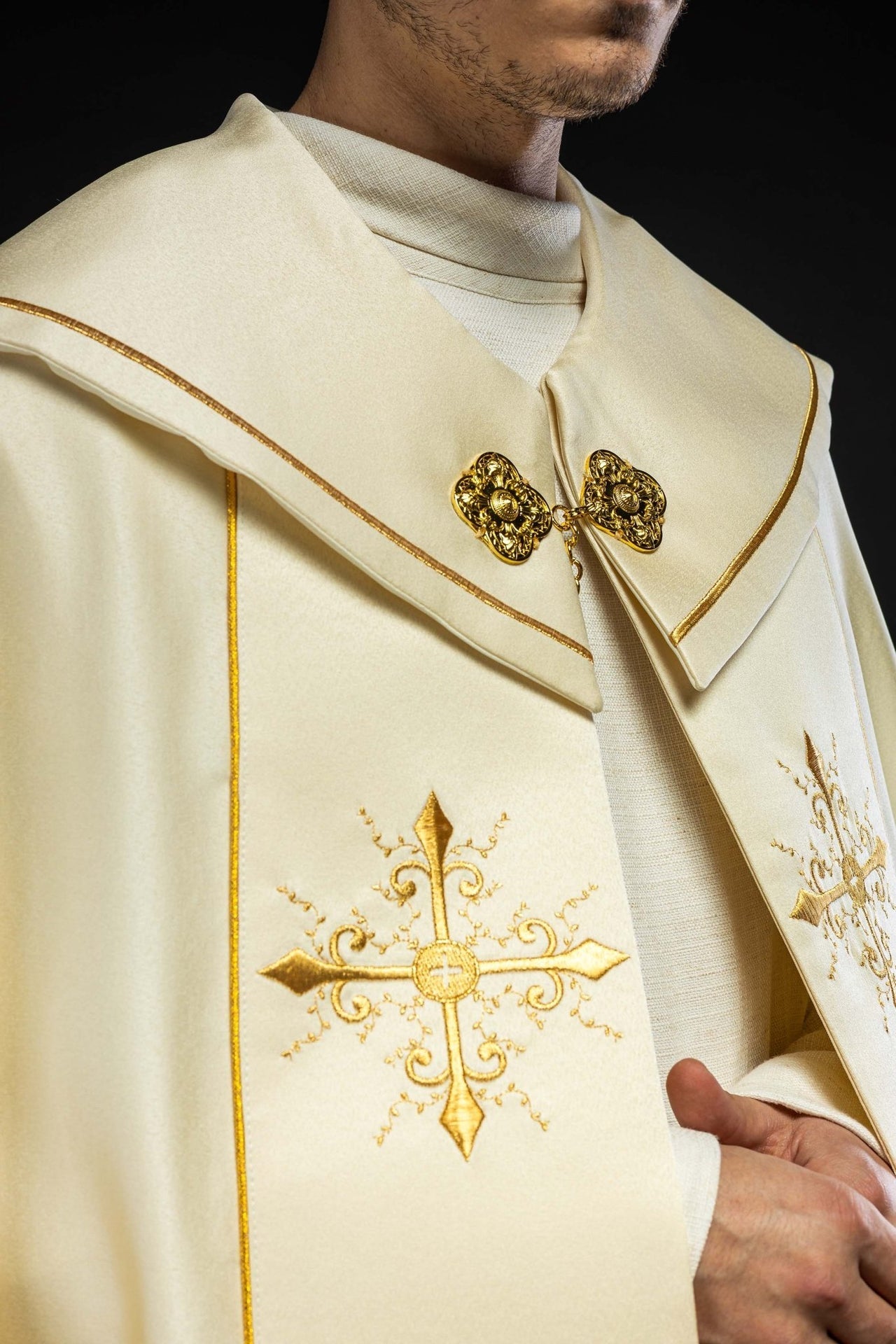 Kapa Liturgiczna Haftowana Ecru ze Złotym Krzyżem i Stułą - alba.pl