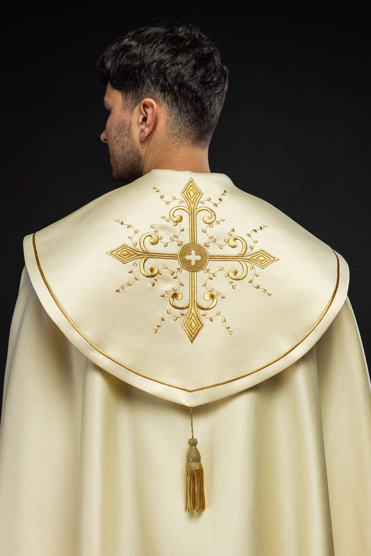 Kapa Liturgiczna Haftowana Ecru ze Złotym Krzyżem i Stułą - alba.pl