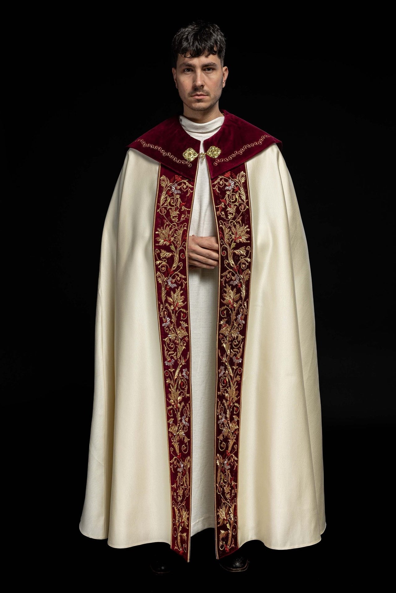 Kapa Liturgiczna Haftowana IHS Ecru Aksamit - Elegancka Szata Kościelna - alba.pl
