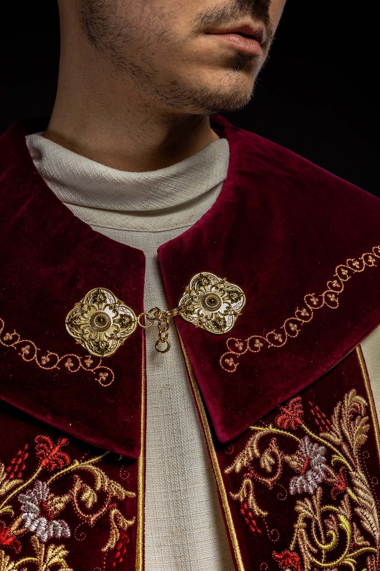 Kapa Liturgiczna Haftowana IHS Ecru Aksamit - Elegancka Szata Kościelna - alba.pl