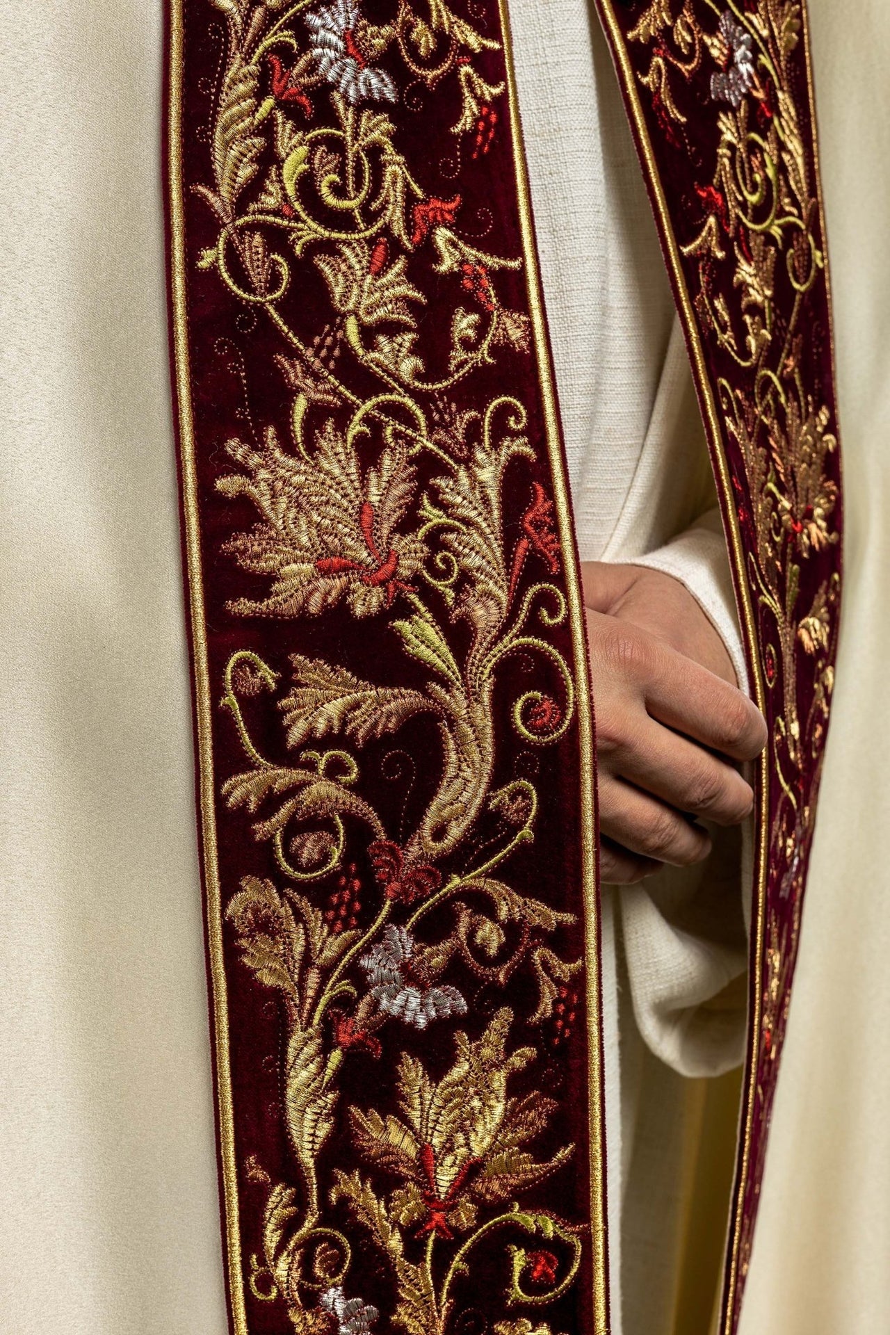 Kapa Liturgiczna Haftowana IHS Ecru Aksamit - Elegancka Szata Kościelna - alba.pl