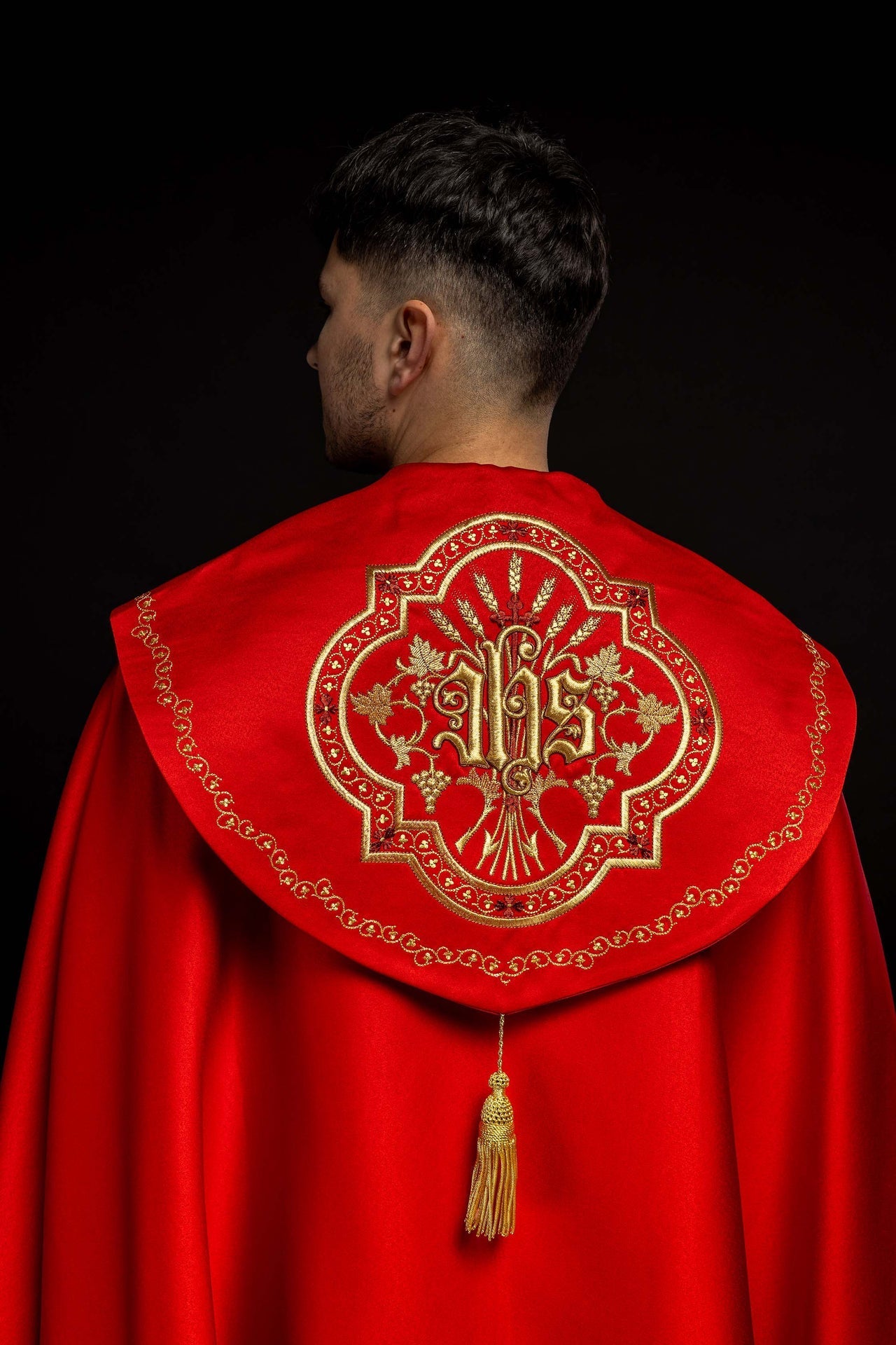 Kapa liturgiczna haftowana IHS w kolorze czerwonym - alba.pl