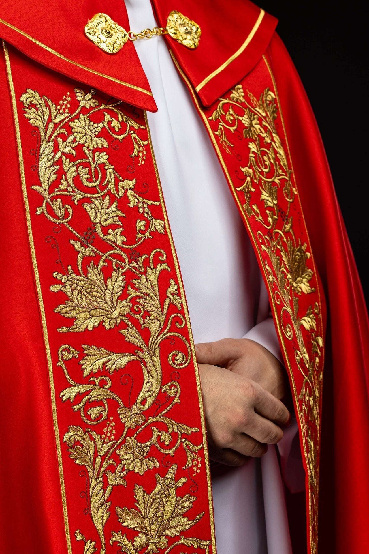 Kapa liturgiczna haftowana kielichem czerwona - alba.pl