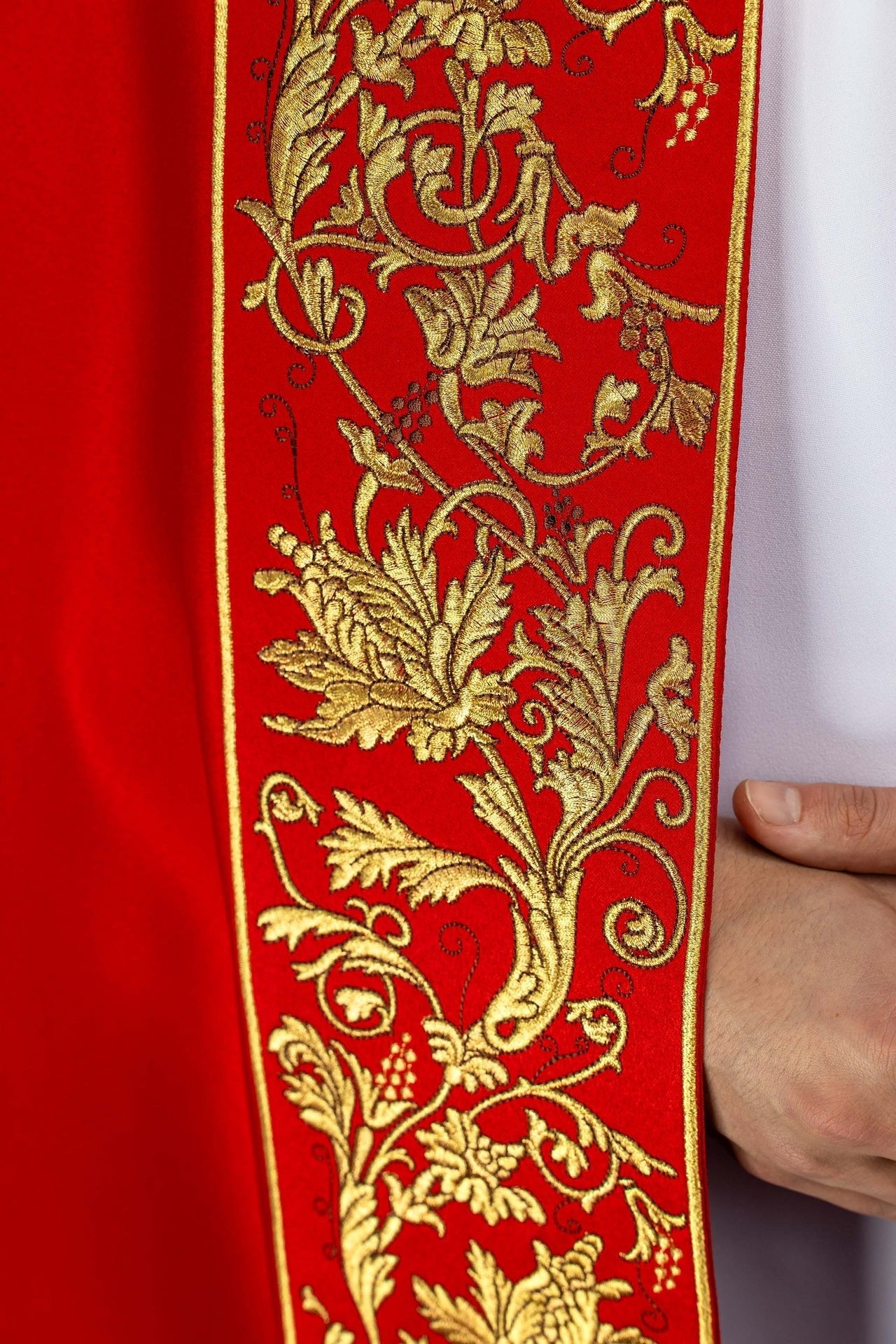 Kapa liturgiczna haftowana kielichem czerwona - alba.pl