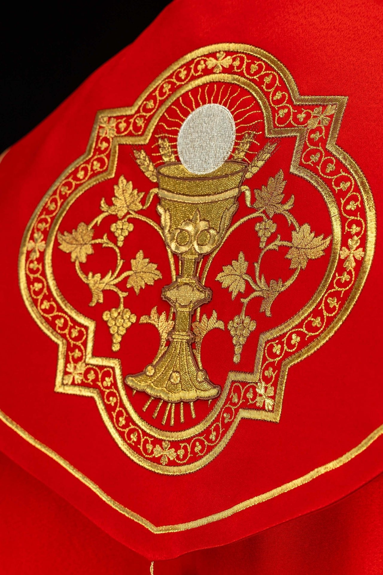 Kapa liturgiczna haftowana kielichem czerwona - alba.pl