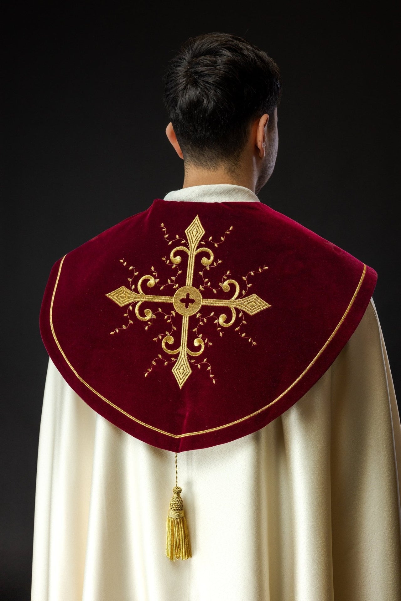 Kapa Liturgiczna Haftowana ze Złotym Krzyżem i Bordowym Pasem - alba.pl