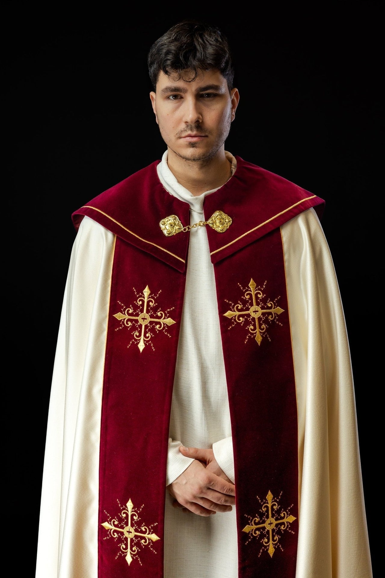 Kapa Liturgiczna Haftowana ze Złotym Krzyżem i Bordowym Pasem - alba.pl