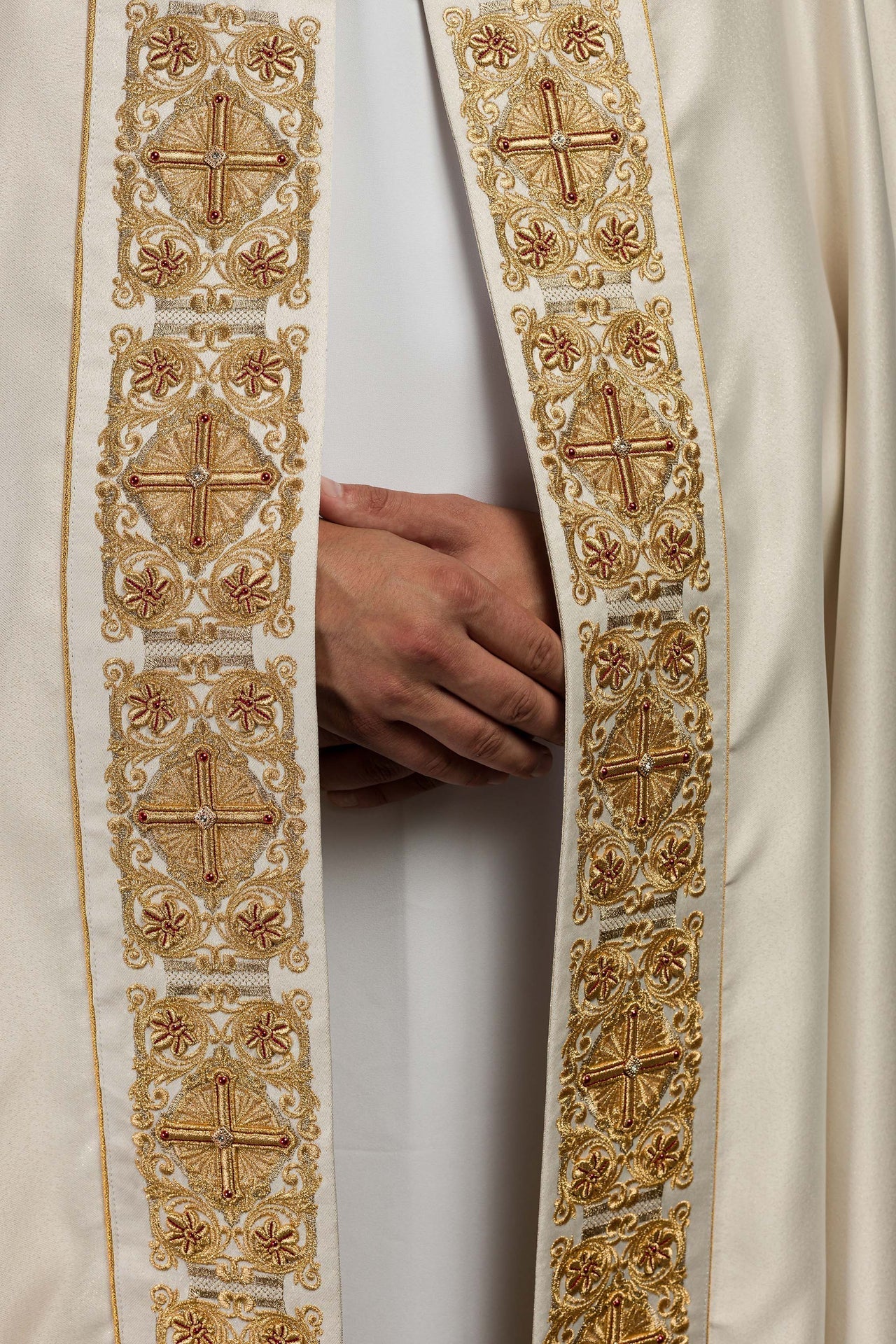Kapa Liturgiczna Satynowa ze Złotym Haftem IHS - 150 cm - alba.pl