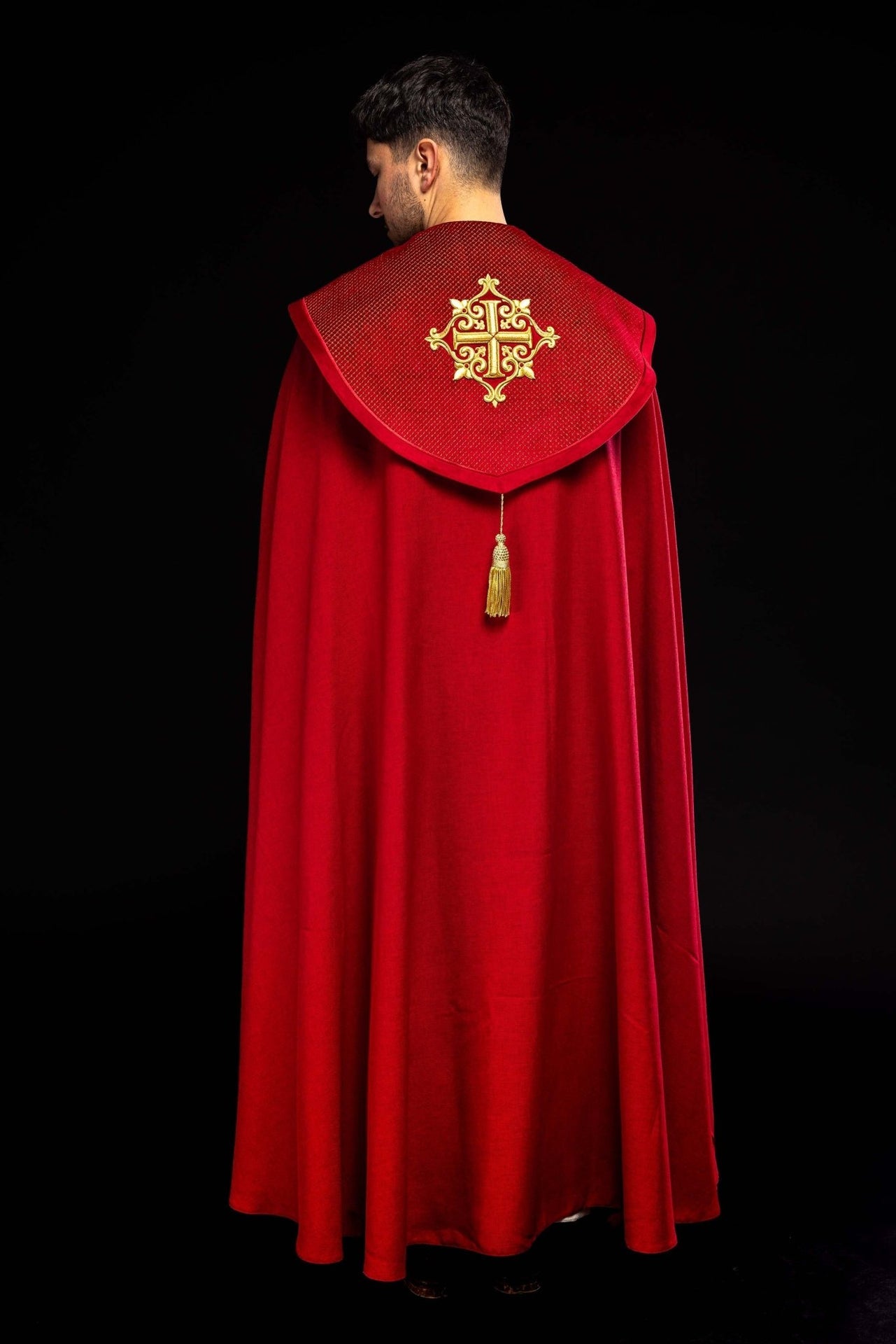 Kapa liturgiczna z aksamitnym czerwonym pasem i haftem krzyży