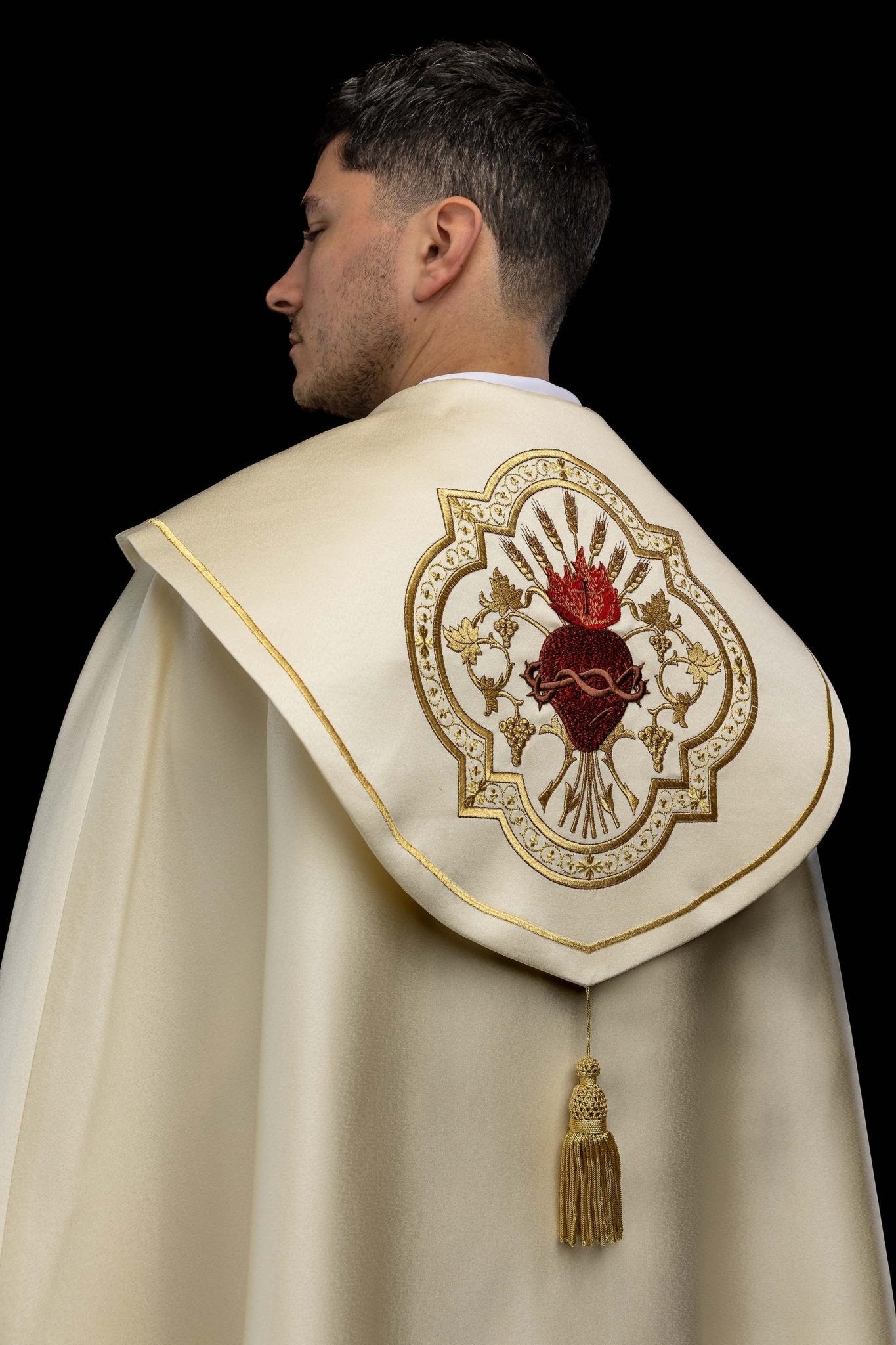 Kapa liturgiczna z haftem Najświętszego Serca Jezusa - alba.pl