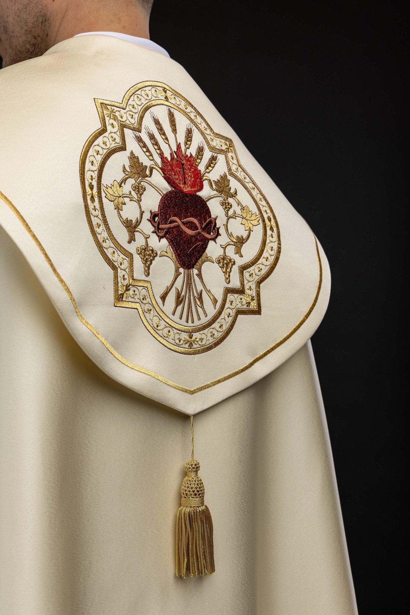 Kapa liturgiczna z haftem Najświętszego Serca Jezusa - alba.pl