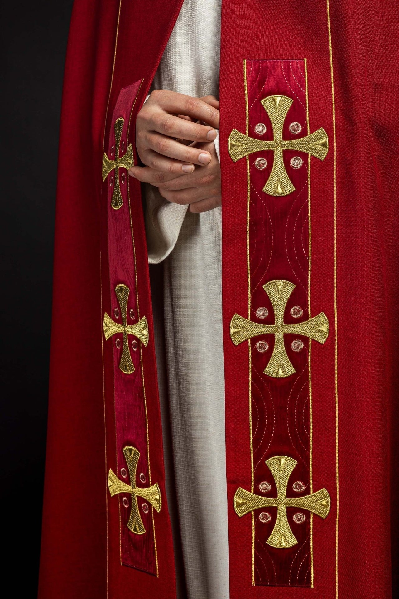 Kapa Liturgiczna z Haftowanymi Złotymi Krzyżami i Aksamitem - alba.pl