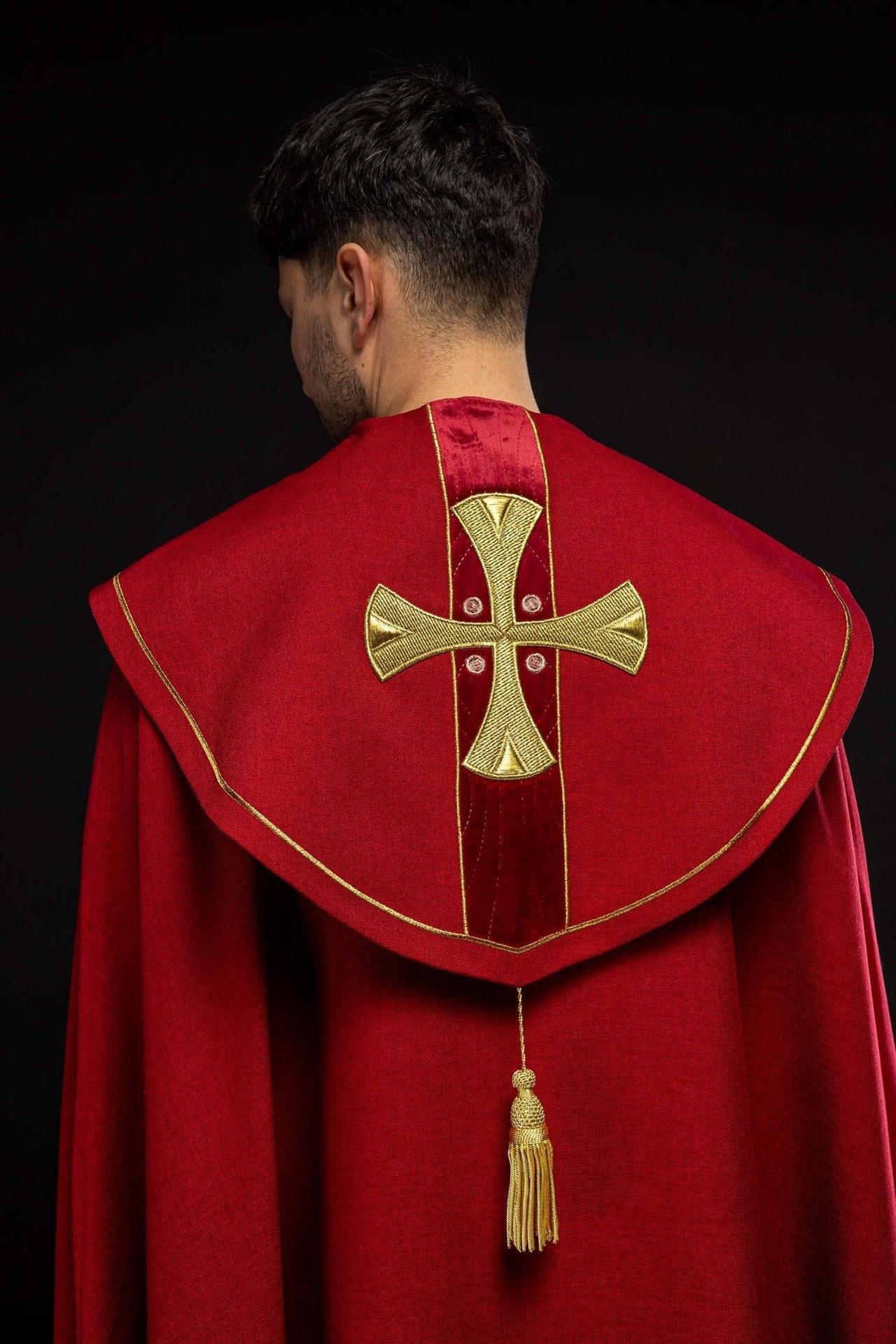 Kapa Liturgiczna z Haftowanymi Złotymi Krzyżami i Aksamitem - alba.pl