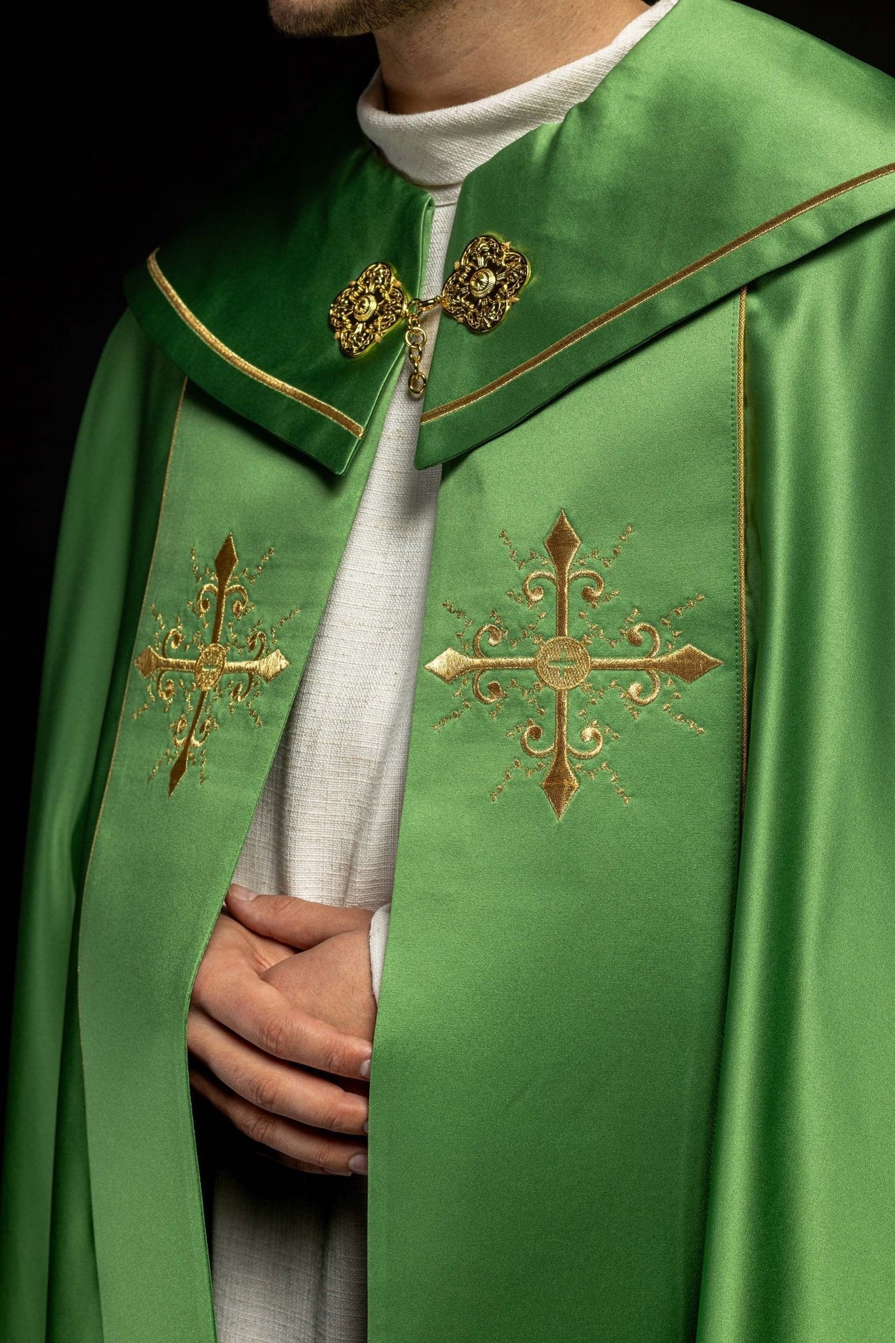 Kapa Liturgiczna Zielona z Haftowanym Pasem w Krzyże - alba.pl