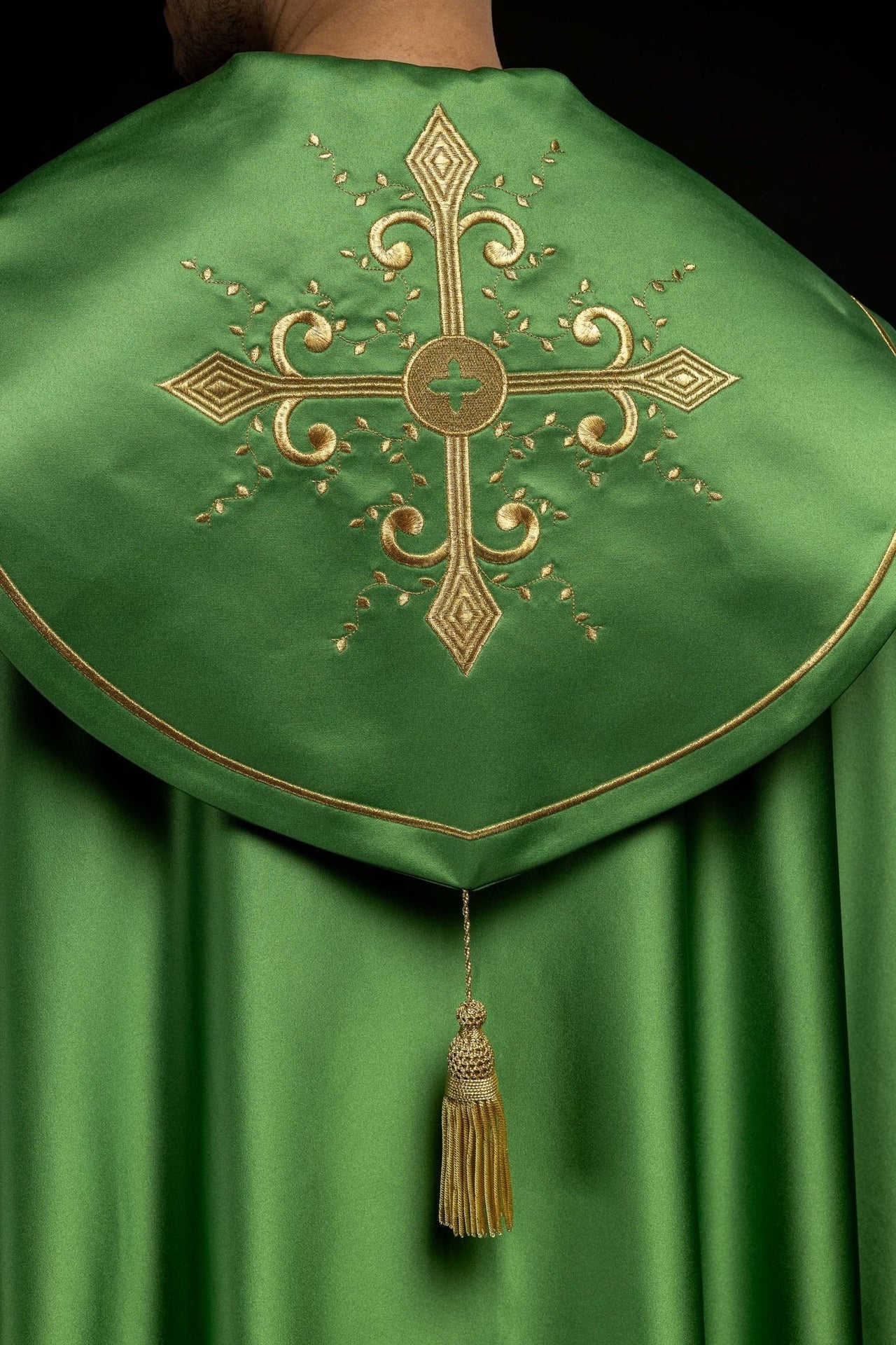 Kapa Liturgiczna Zielona z Haftowanym Pasem w Krzyże - alba.pl