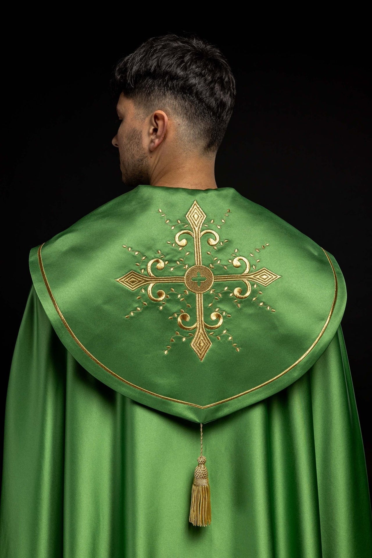 Kapa Liturgiczna Zielona z Haftowanym Pasem w Krzyże - alba.pl