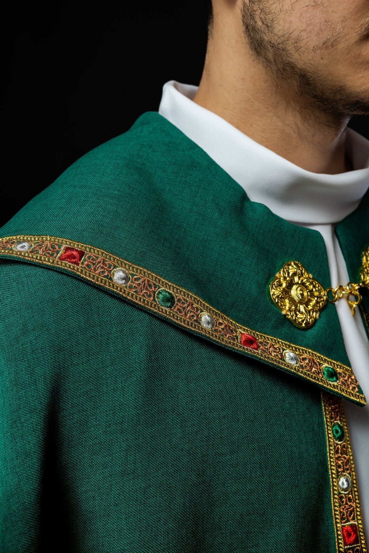 Kapa Liturgiczna Zielona Ze Złotym Haftem IHS - alba.pl