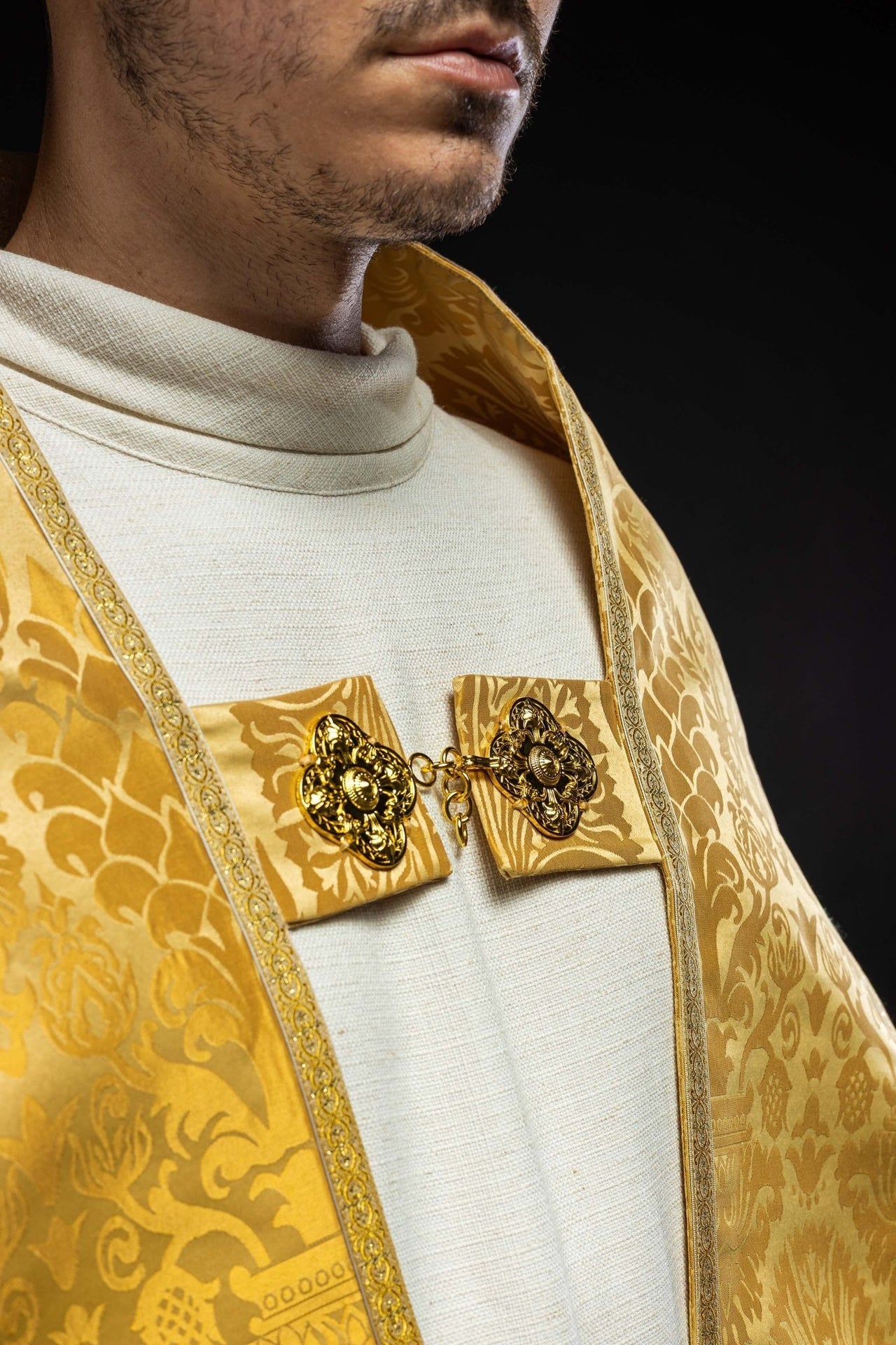 Kapa Rzymska Żakardowa Miodowa - Gładka Elegancja Liturgiczna - alba.pl