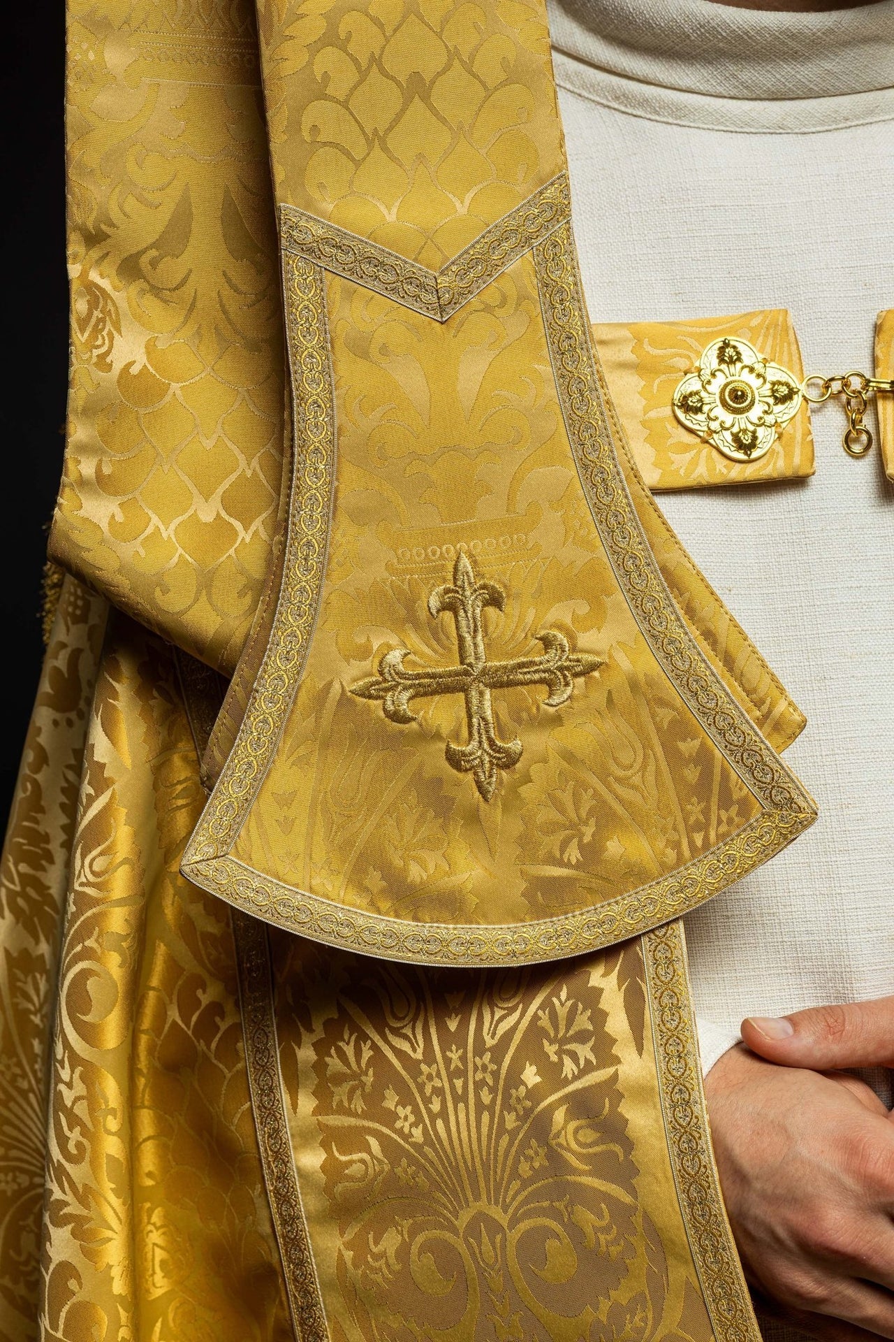 Kapa Rzymska Żakardowa Miodowa - Gładka Elegancja Liturgiczna - alba.pl