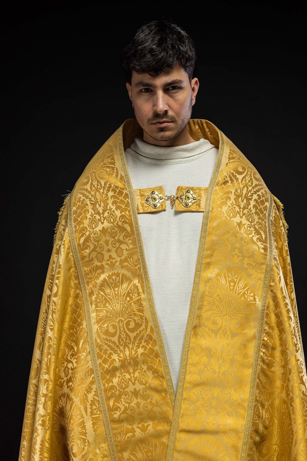 Kapa Rzymska Żakardowa Miodowa - Gładka Elegancja Liturgiczna - alba.pl