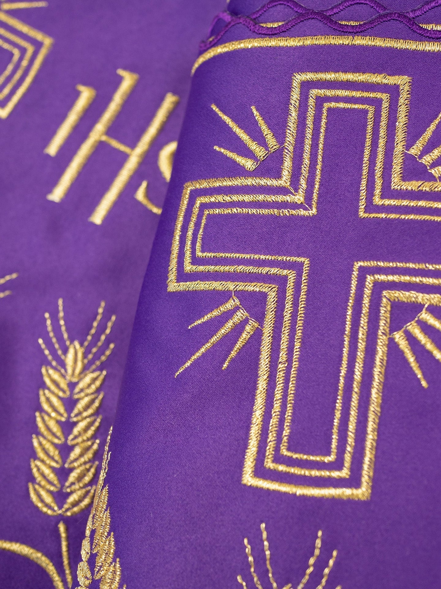 Koronka do obrusu ołtarzowego z Monogramem IHS Czerwony - Motyw Krzyża - alba.pl