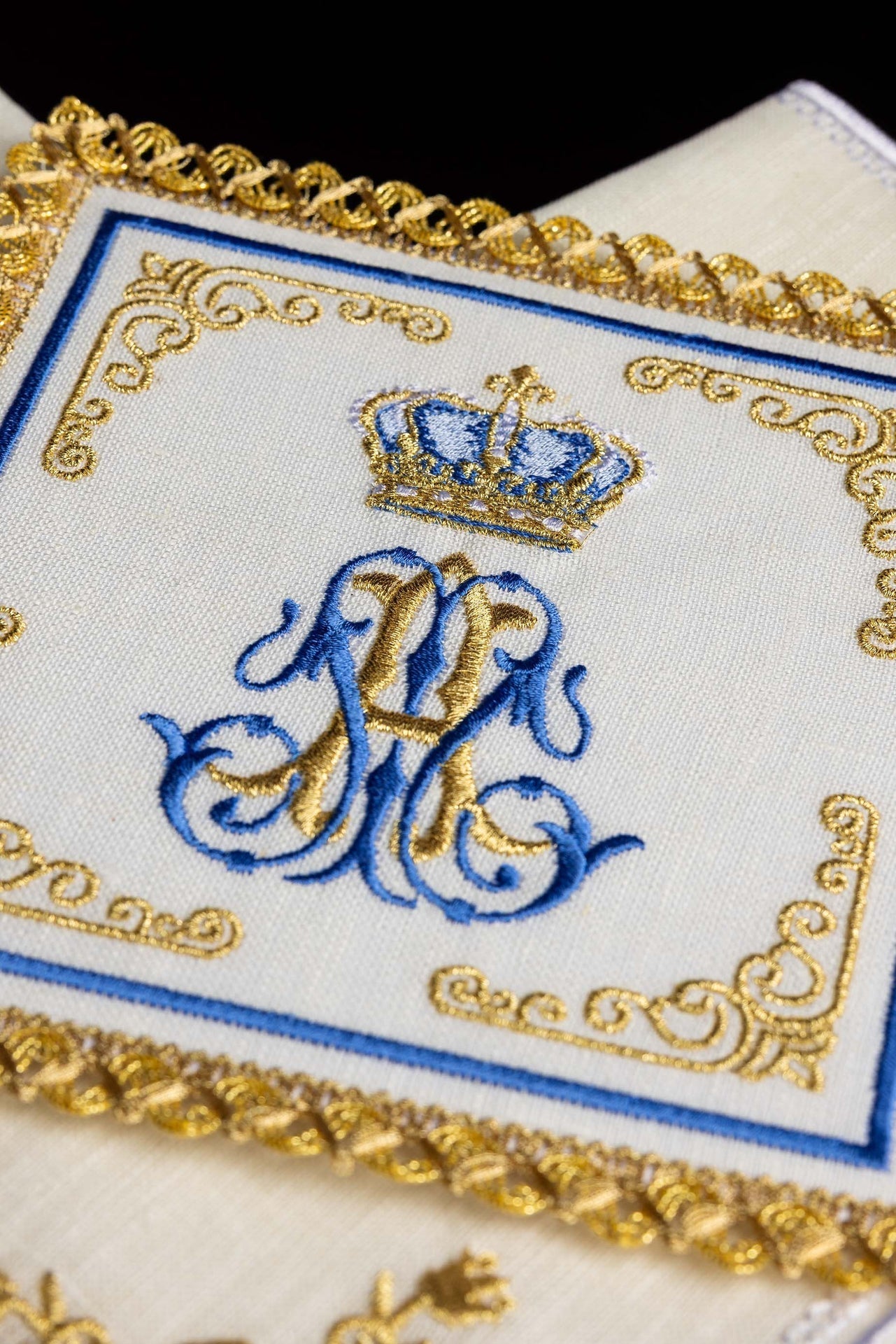 Lniany Komplet Kielichowy z Haftem Maryjnym i Koroną - alba.pl