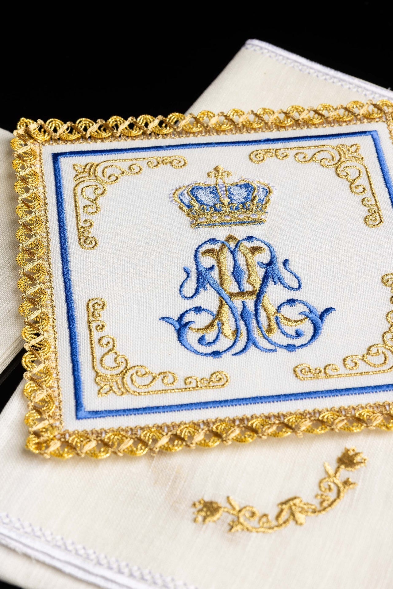Lniany Komplet Kielichowy z Haftem Maryjnym i Koroną - alba.pl