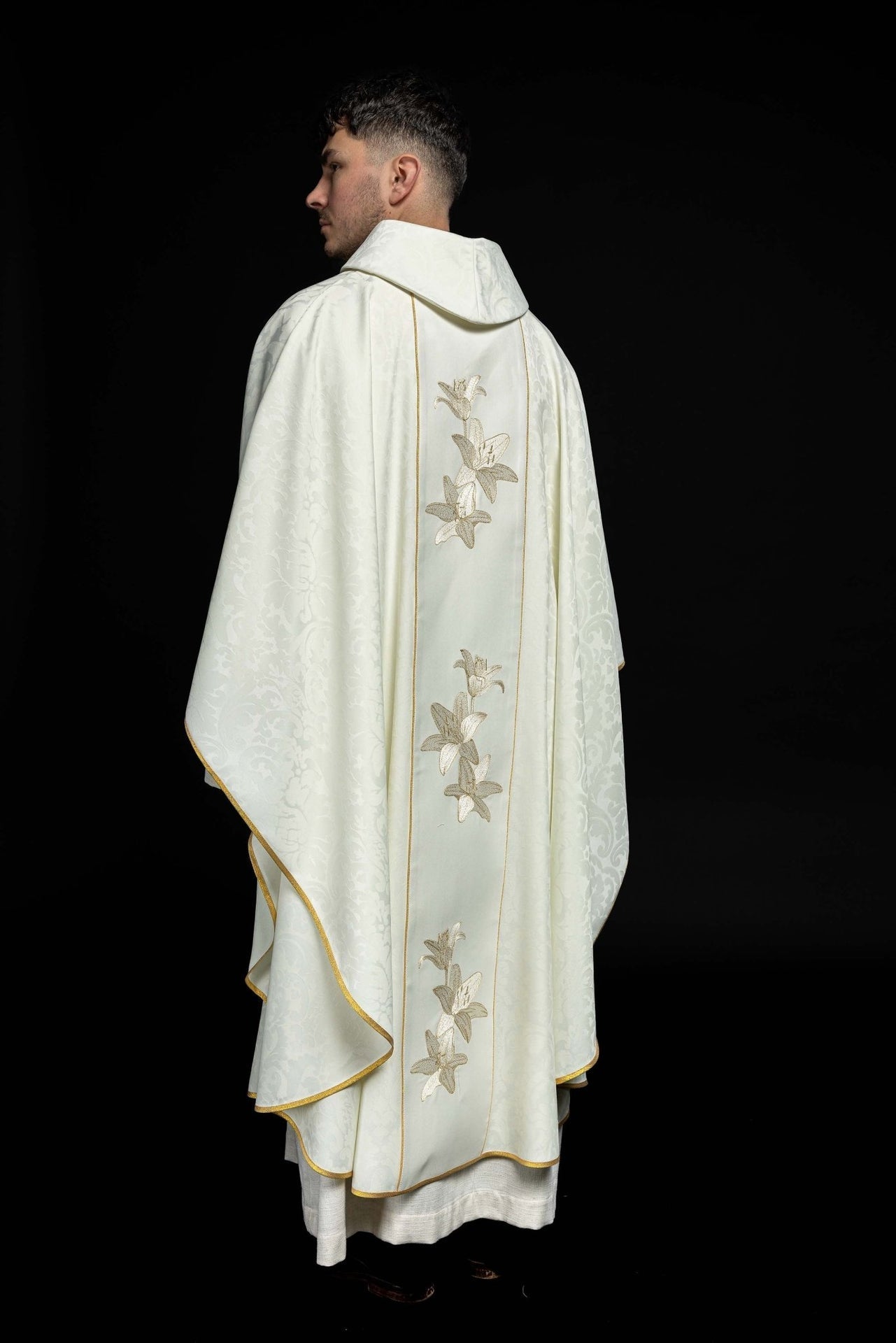 Maryjny Ornat Liturgiczny z Haftem Lilii i Herbem - Elanowełna - alba.pl