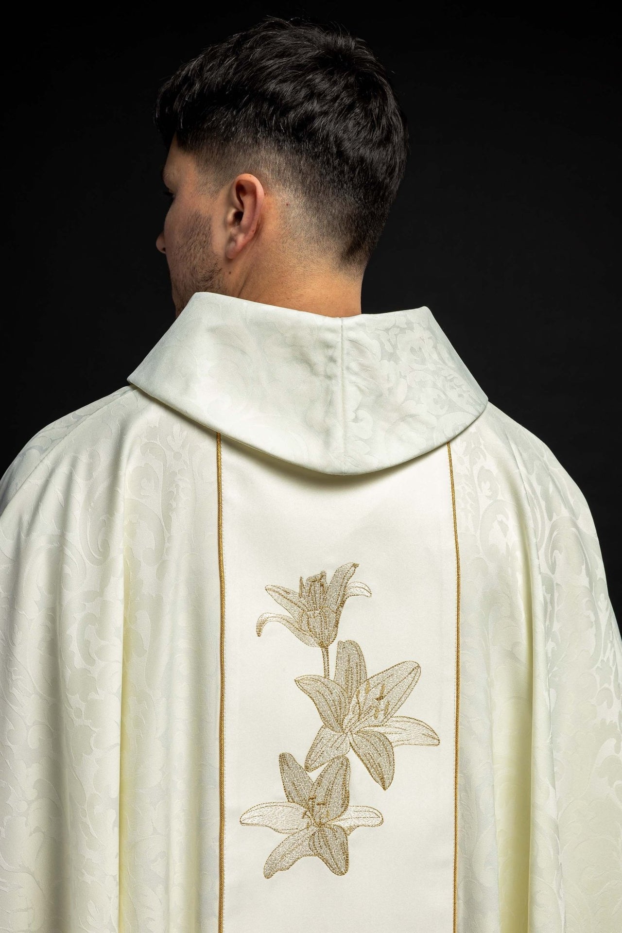 Maryjny Ornat Liturgiczny z Haftem Lilii i Herbem - Elanowełna - alba.pl