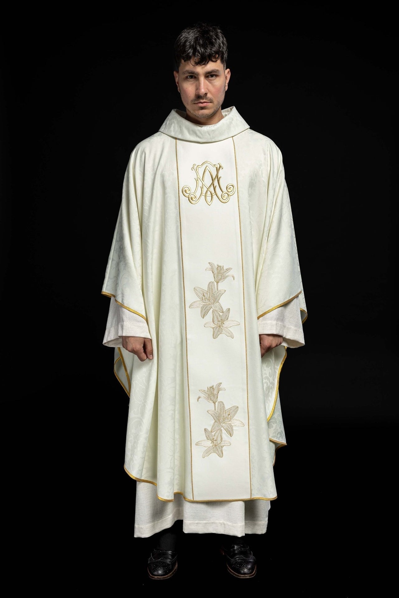 Maryjny Ornat Liturgiczny z Haftem Lilii i Herbem - Elanowełna - alba.pl