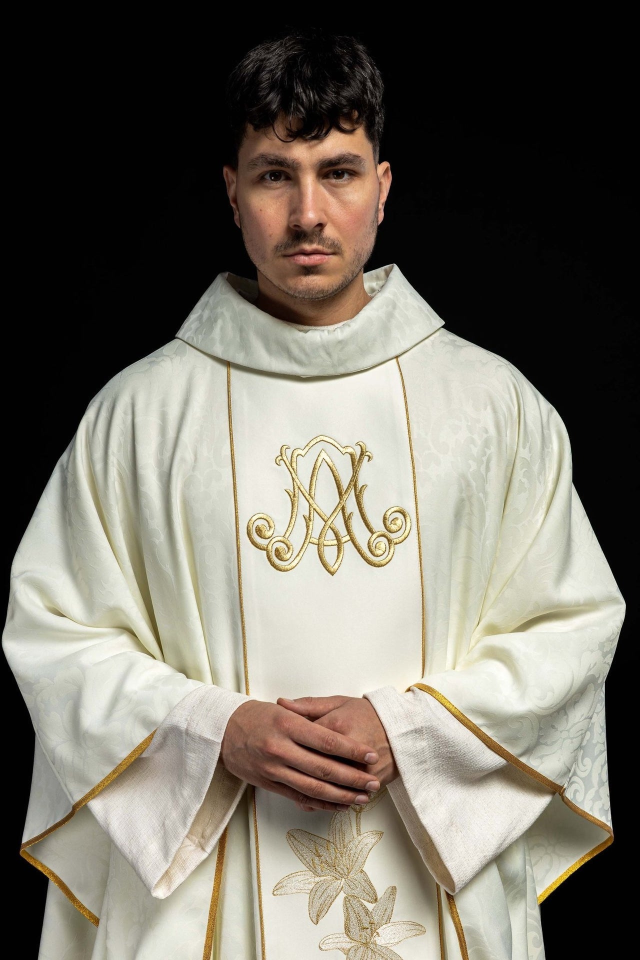 Maryjny Ornat Liturgiczny z Haftem Lilii i Herbem - Elanowełna - alba.pl