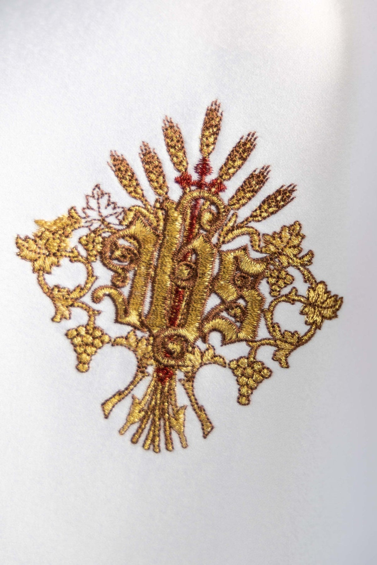 Okrągły welon na puszkę z haftem IHS i Najświętszym Sercem Pana Jezusa - alba.pl