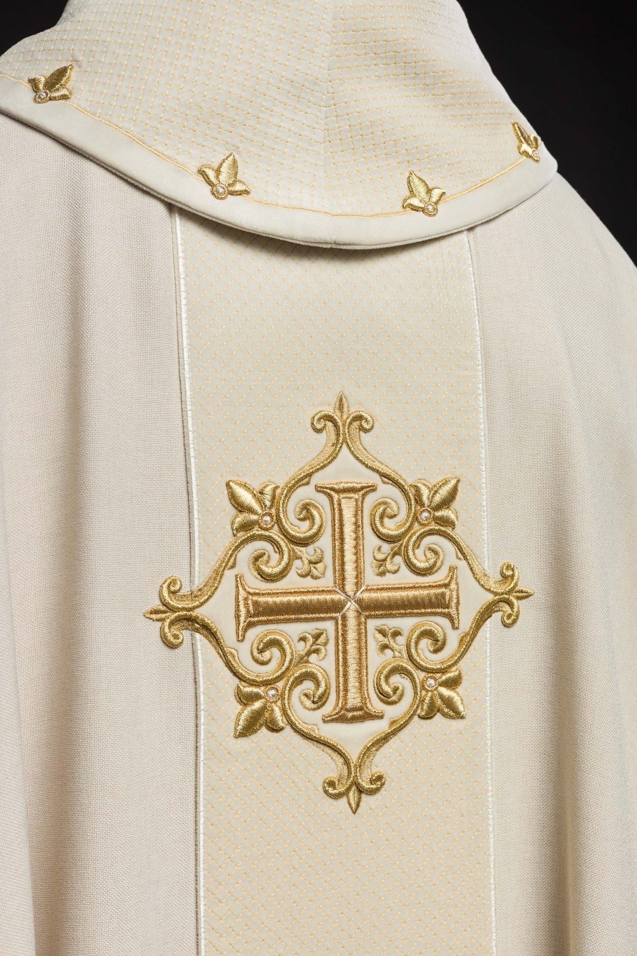 Ornat Aksamitny Ecru z Haftowanym Krzyżem - Elegancki Strój Liturgiczny - alba.pl