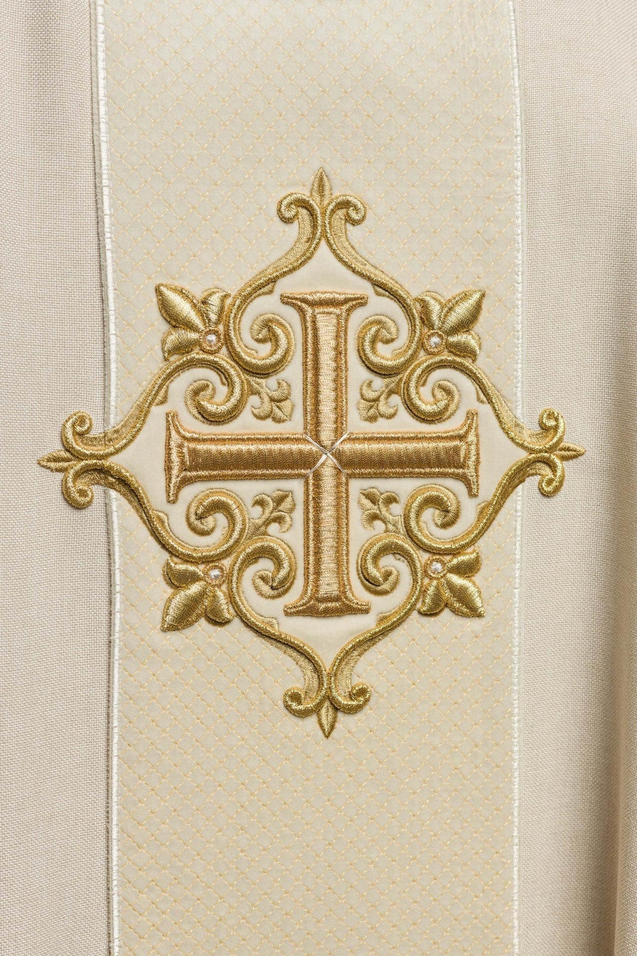 Ornat Aksamitny Ecru z Haftowanym Krzyżem - Elegancki Strój Liturgiczny - alba.pl