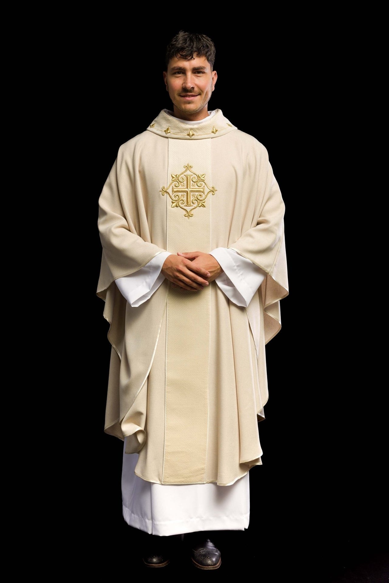 Ornat Aksamitny Ecru z Haftowanym Krzyżem - Elegancki Strój Liturgiczny - alba.pl