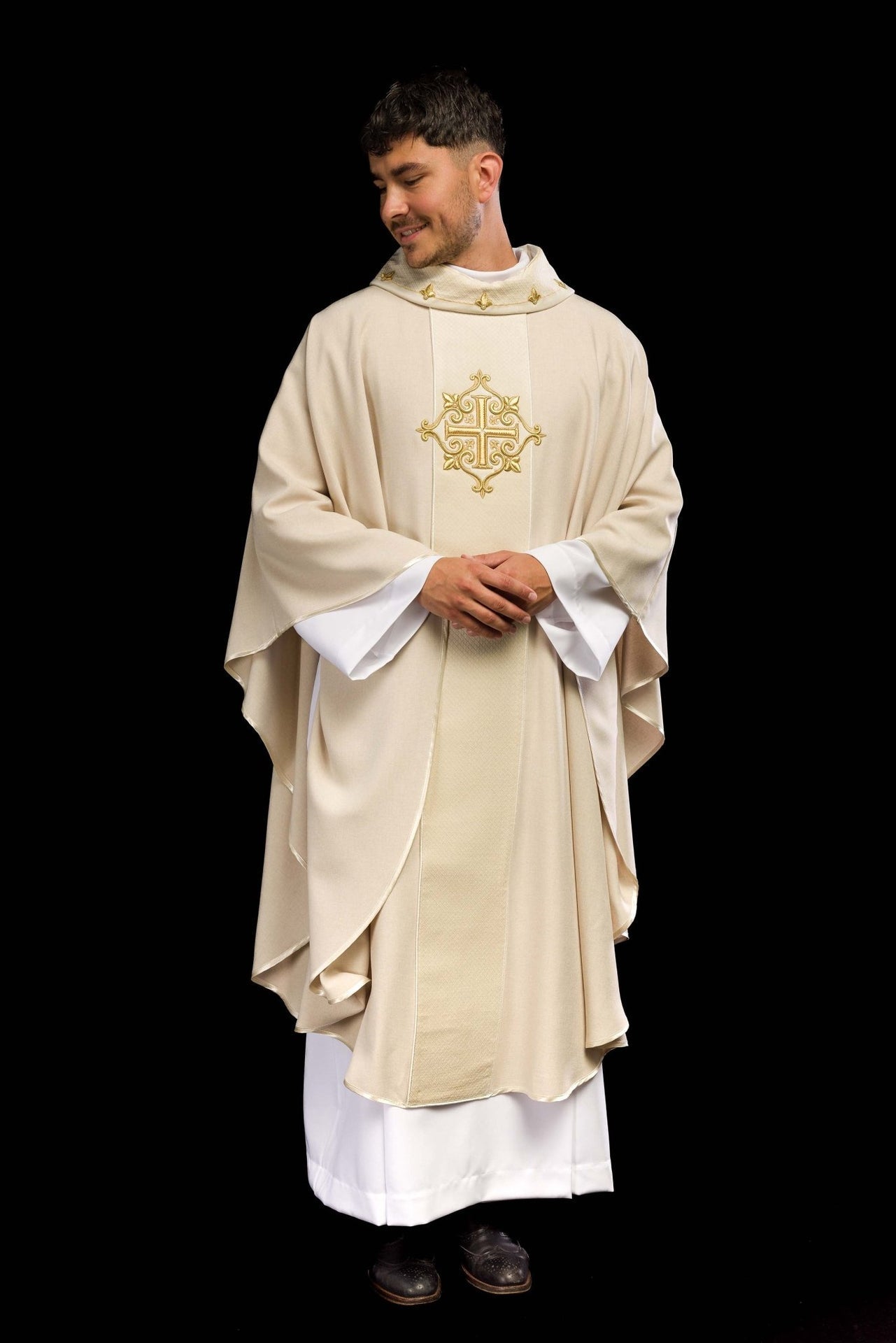 Ornat Aksamitny Ecru z Haftowanym Krzyżem - Elegancki Strój Liturgiczny - alba.pl