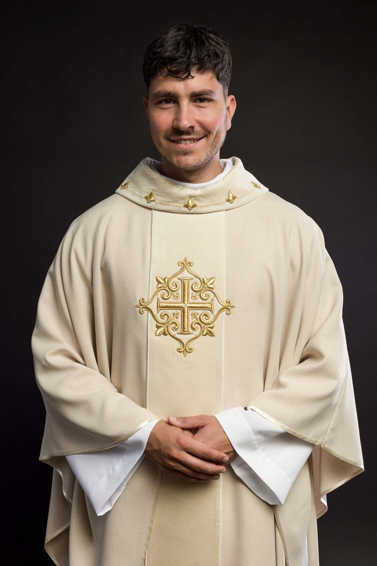 Ornat Aksamitny Ecru z Haftowanym Krzyżem - Elegancki Strój Liturgiczny - alba.pl