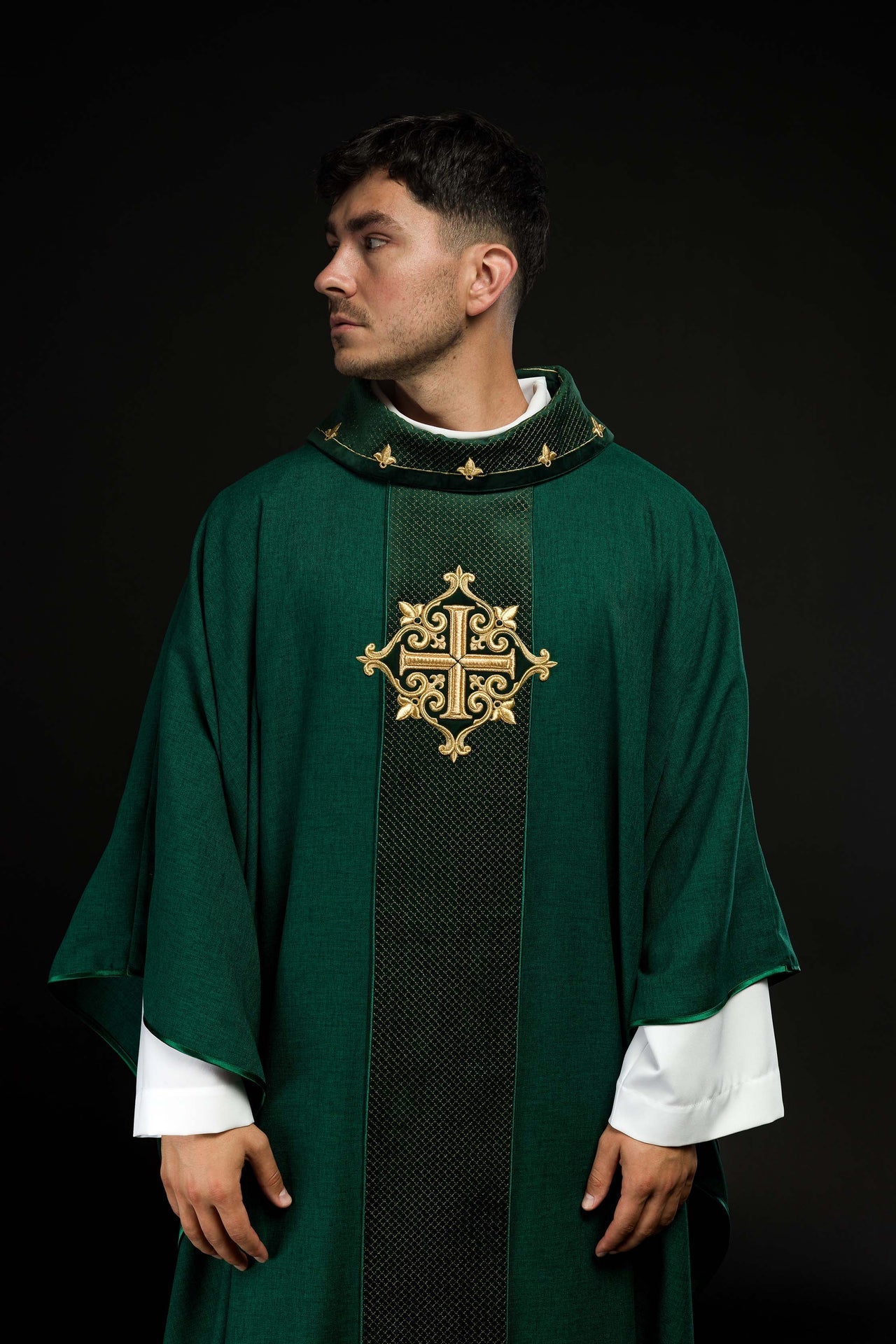 Ornat Aksamitny Haftowany Krzyż Zielony - Elegancki Strój Liturgiczny - alba.pl