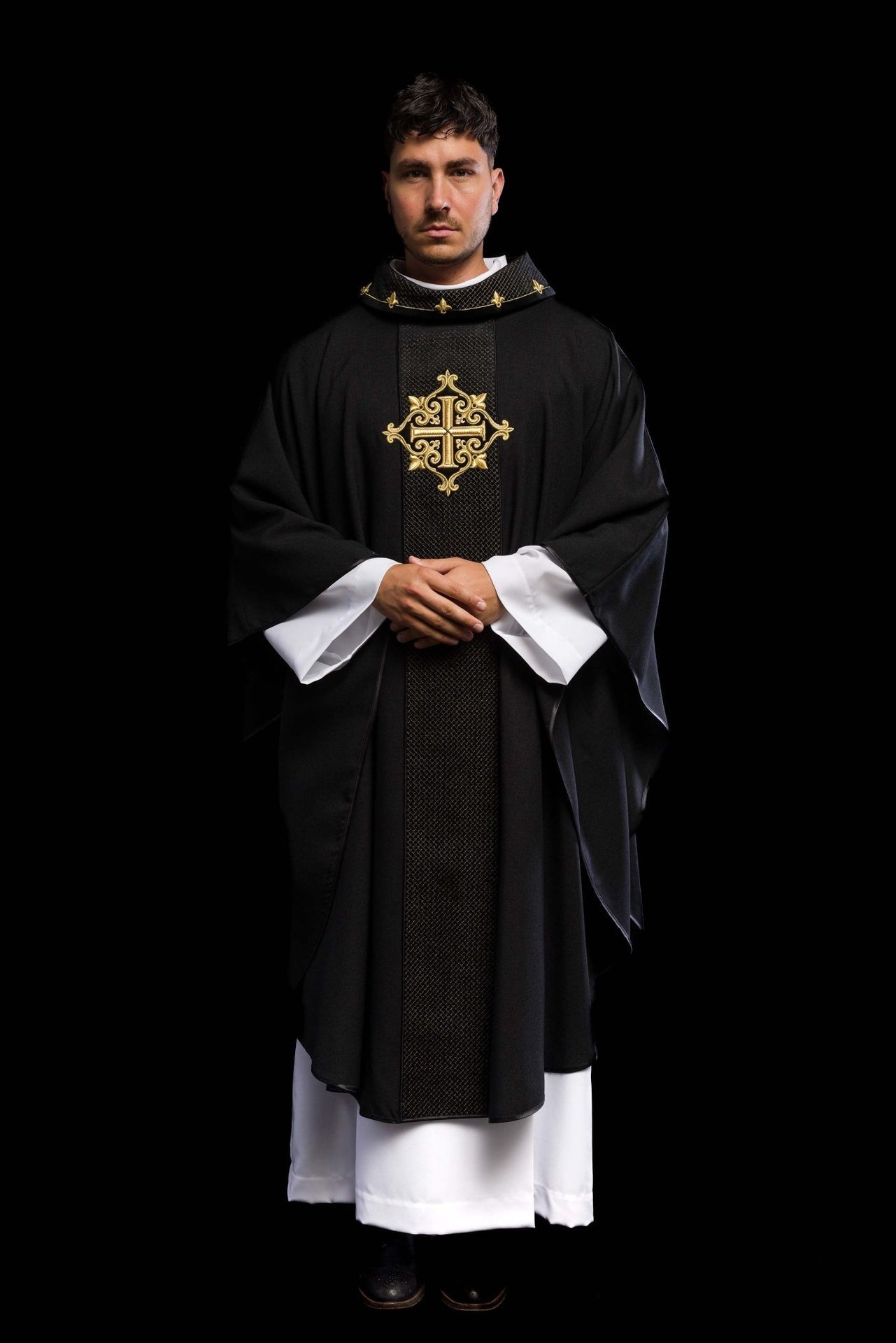 Ornat Aksamitny z Haftowanym Krzyżem Czarnym - Elegancki Strój Liturgiczny - alba.pl