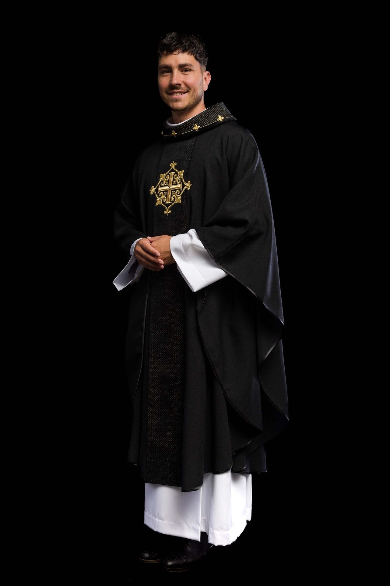Ornat Aksamitny z Haftowanym Krzyżem Czarnym - Elegancki Strój Liturgiczny - alba.pl