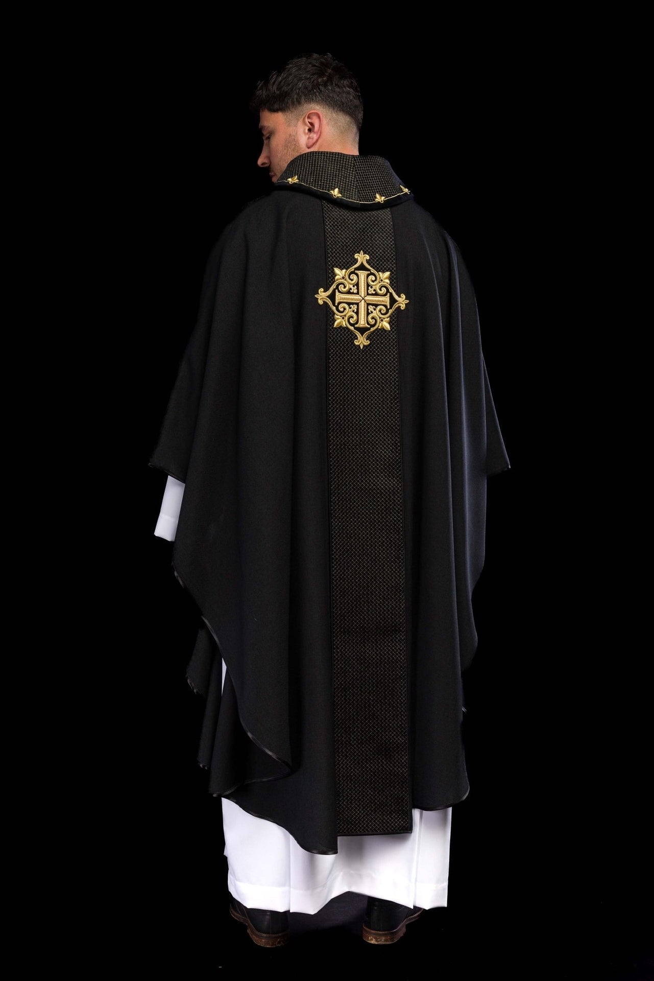 Ornat Aksamitny z Haftowanym Krzyżem Czarnym - Elegancki Strój Liturgiczny - alba.pl
