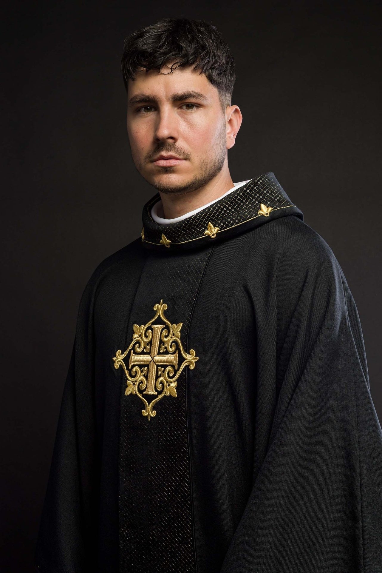 Ornat Aksamitny z Haftowanym Krzyżem Czarnym - Elegancki Strój Liturgiczny - alba.pl