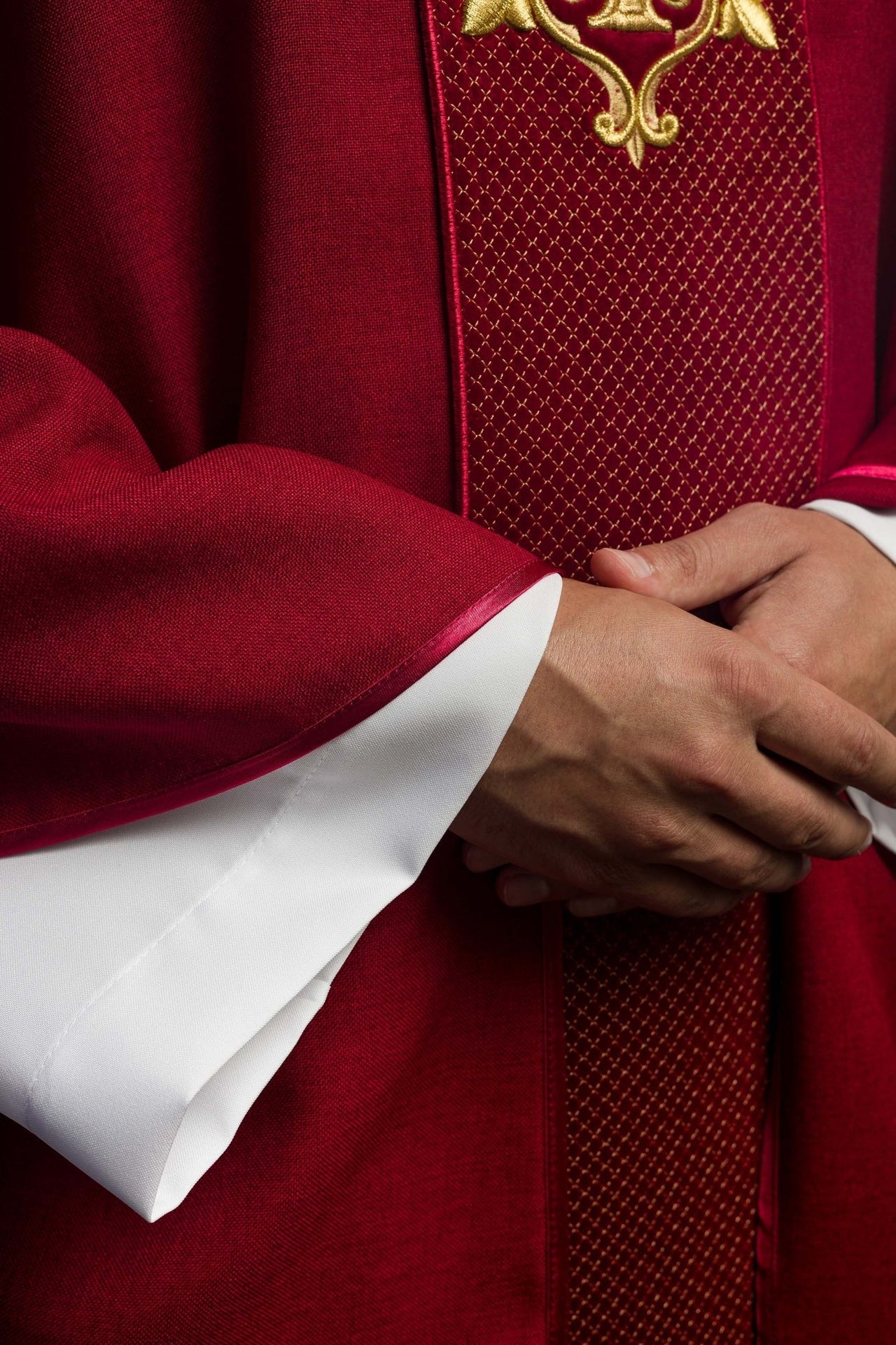 Ornat Aksamitny z Haftowanym Krzyżem Czerwonym - Elegancki Strój Liturgiczny - alba.pl