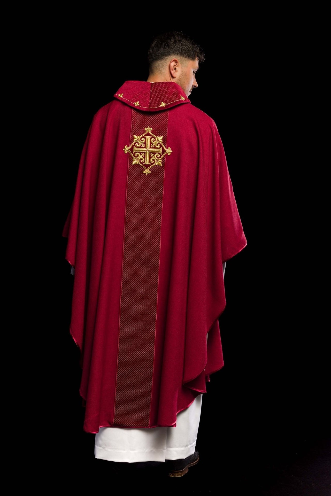 Ornat Aksamitny z Haftowanym Krzyżem Czerwonym - Elegancki Strój Liturgiczny - alba.pl