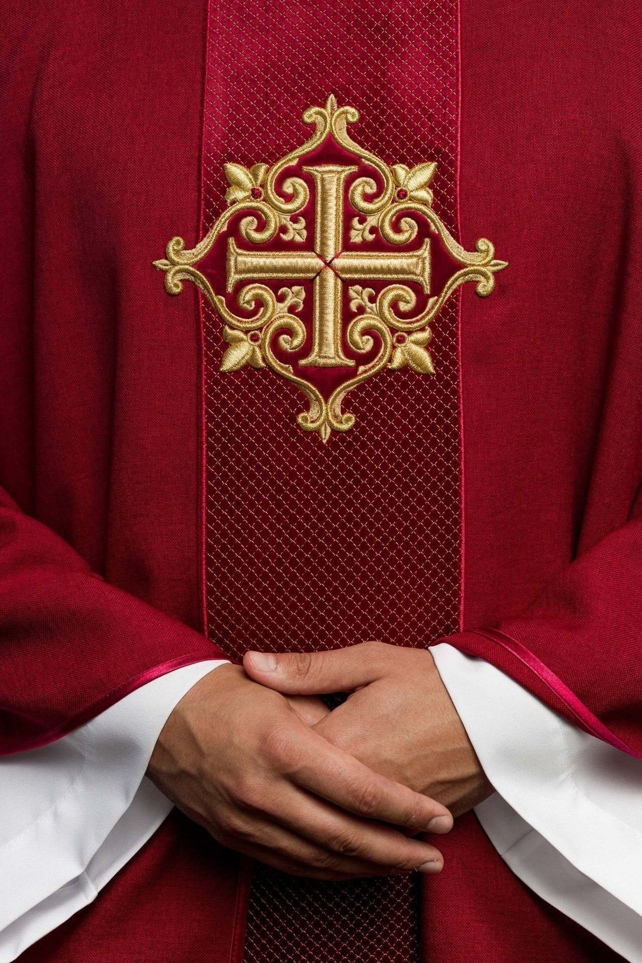 Ornat Aksamitny z Haftowanym Krzyżem Czerwonym - Elegancki Strój Liturgiczny - alba.pl